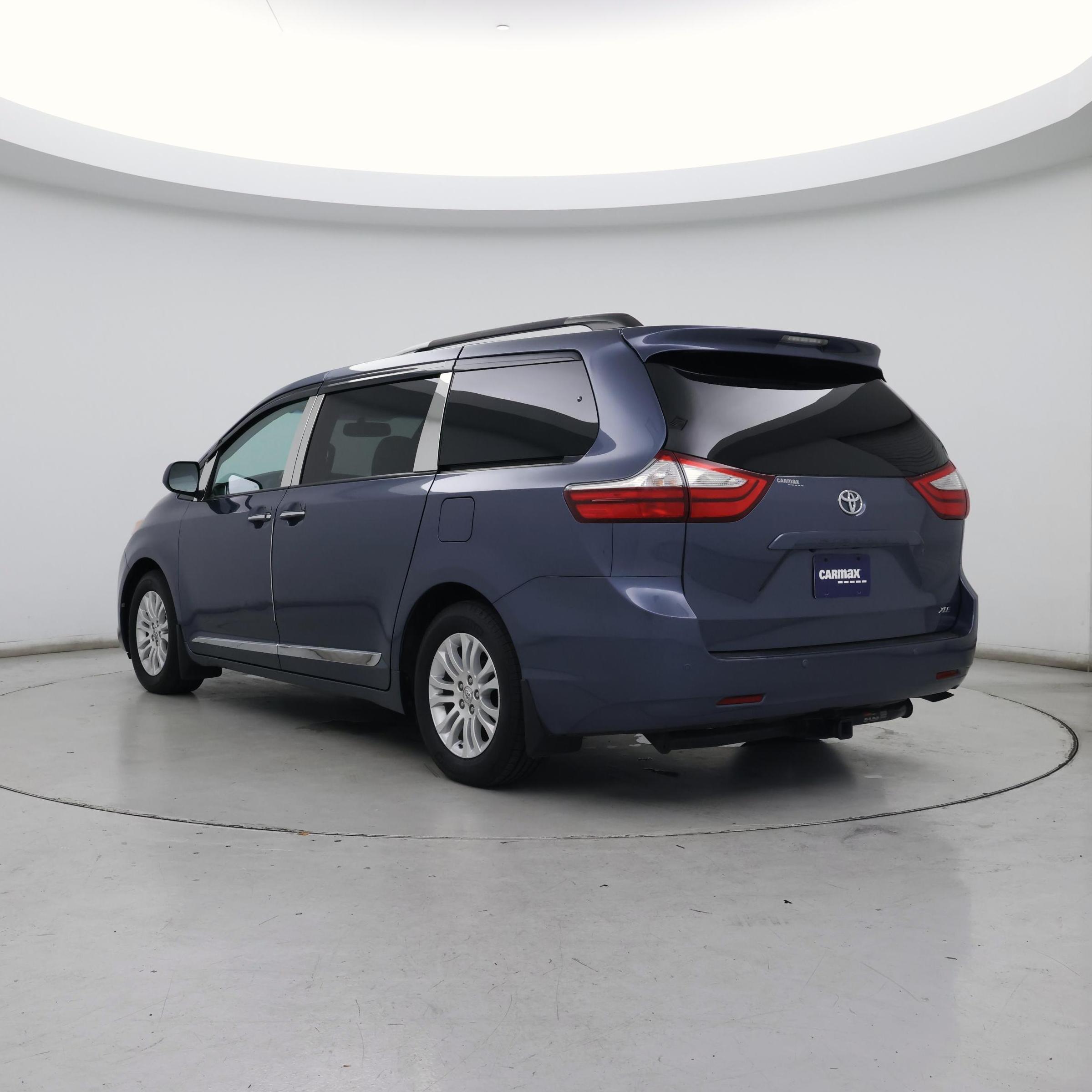 Thumbnail: 2017 Toyota Sienna - 2