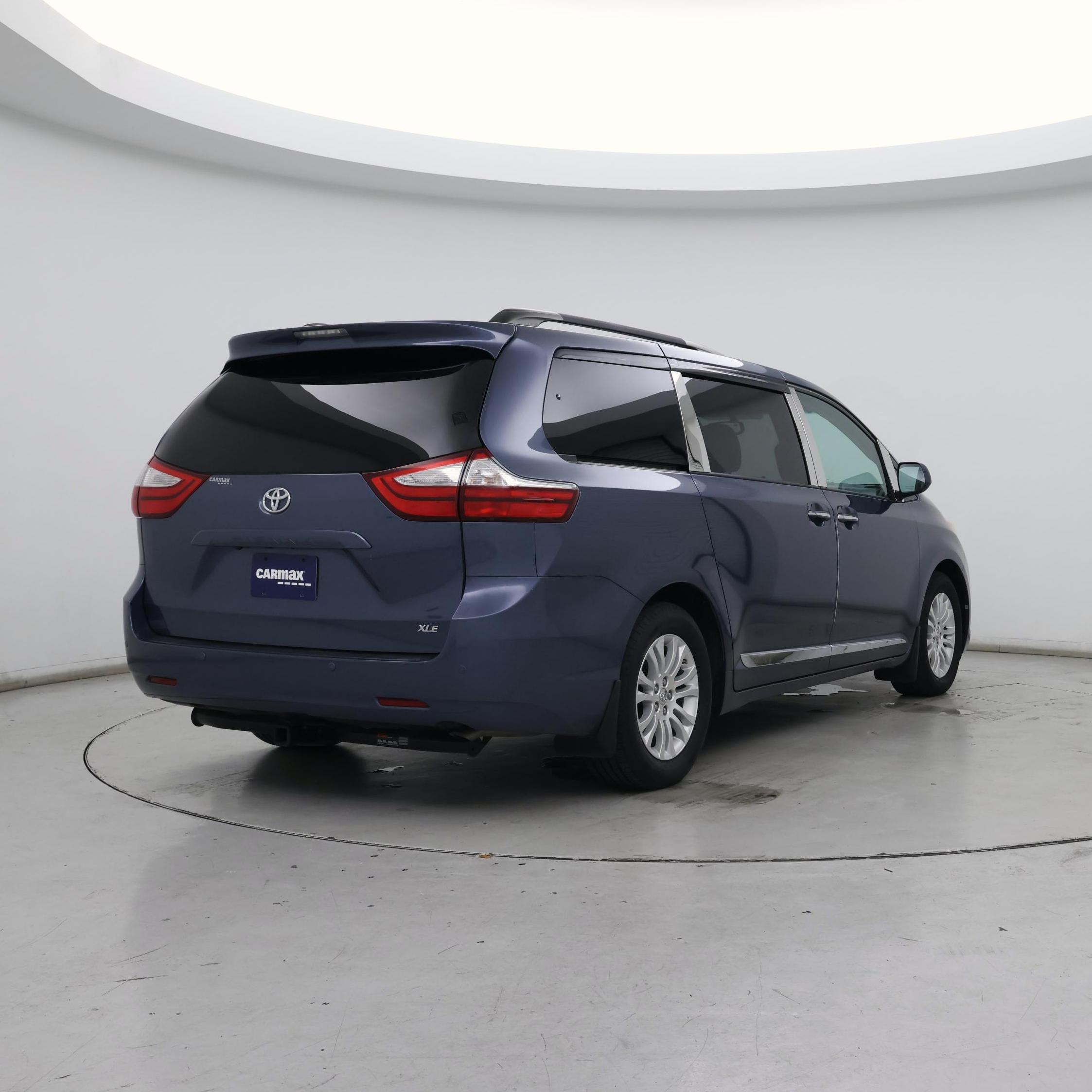 Thumbnail: 2017 Toyota Sienna - 8