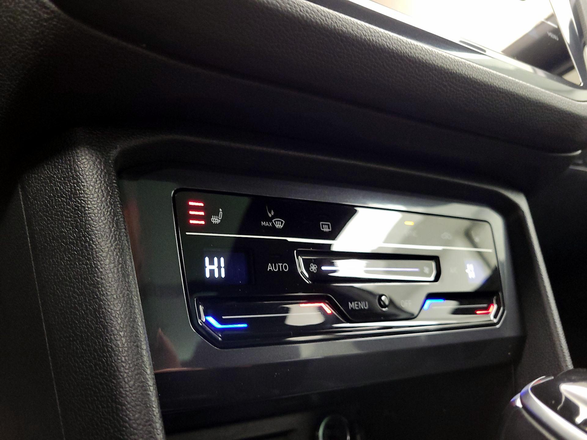 Thumbnail: 2022 Volkswagen Tiguan - 16