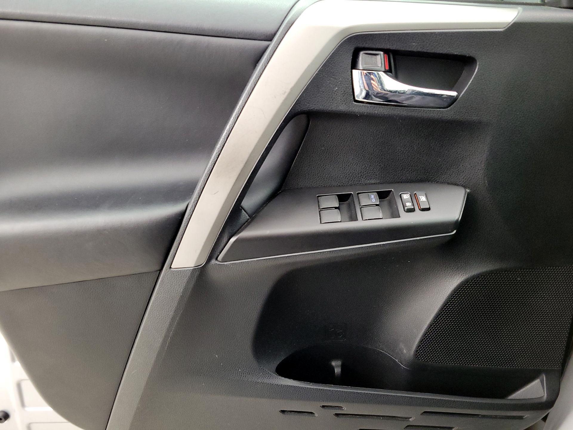 Thumbnail: 2016 Toyota RAV4 - 12