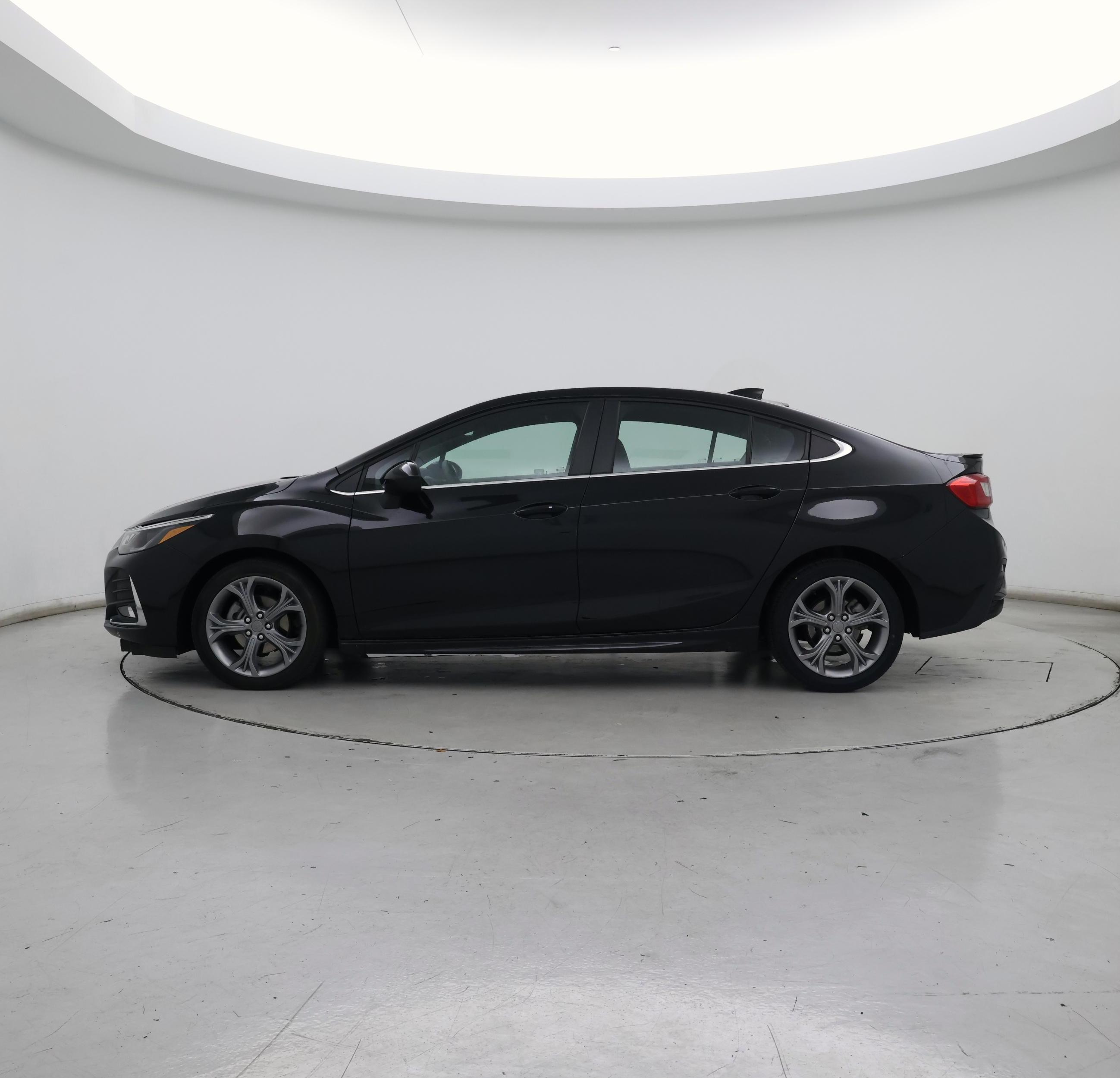 Thumbnail: 2019 Chevrolet Cruze - 3