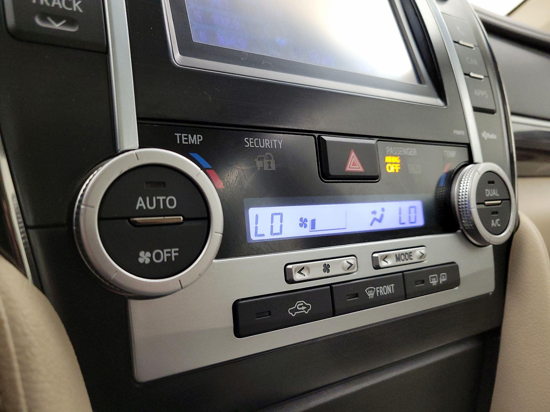 Thumbnail: 2014 Toyota Camry - 16