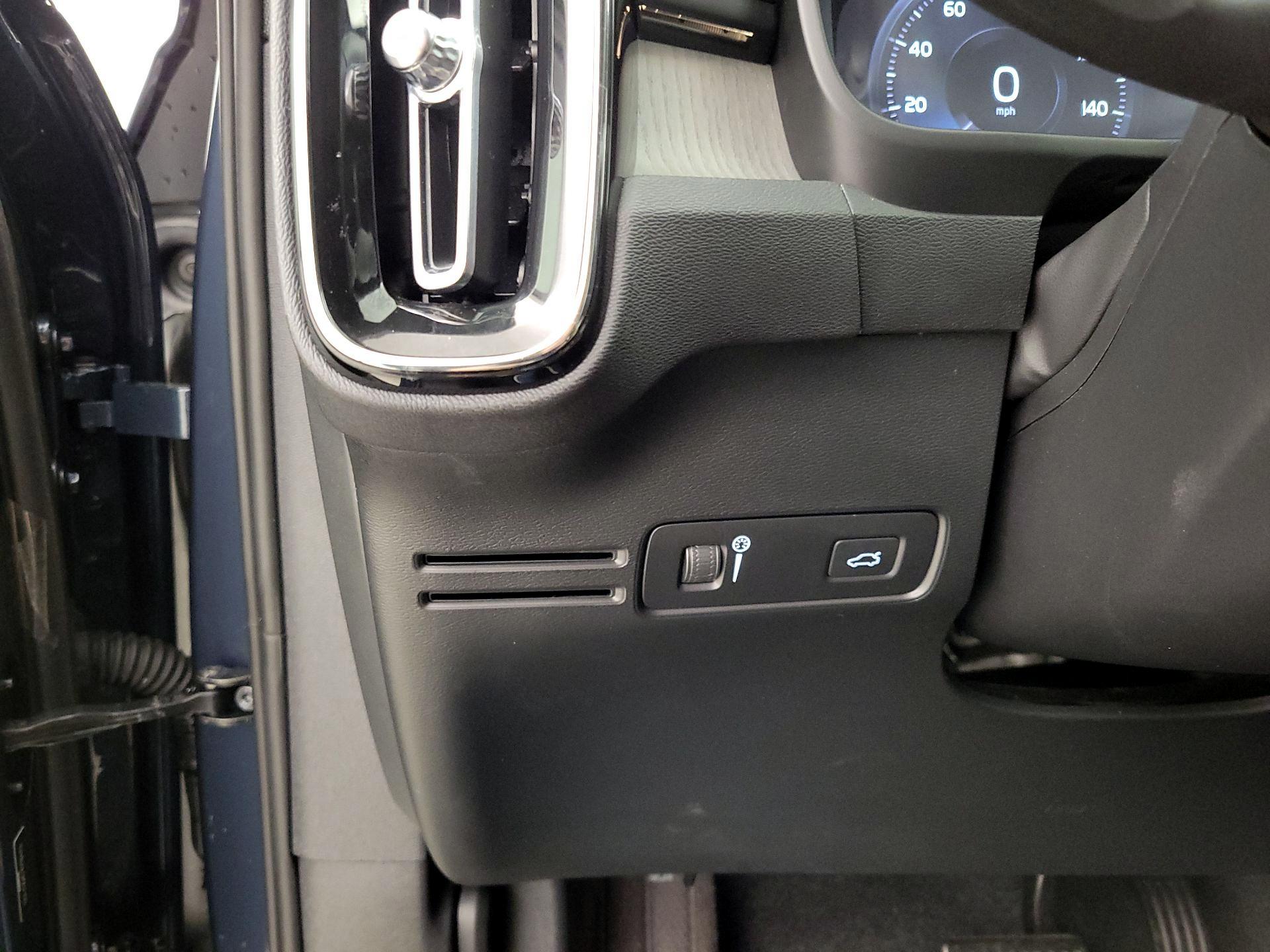 Thumbnail: 2021 Volvo XC40 - 13