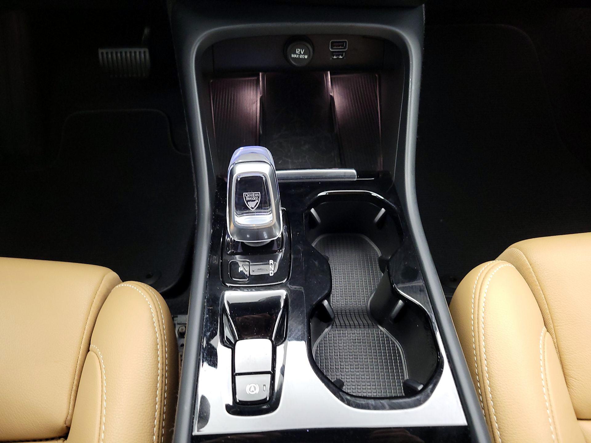 Thumbnail: 2021 Volvo XC40 - 18
