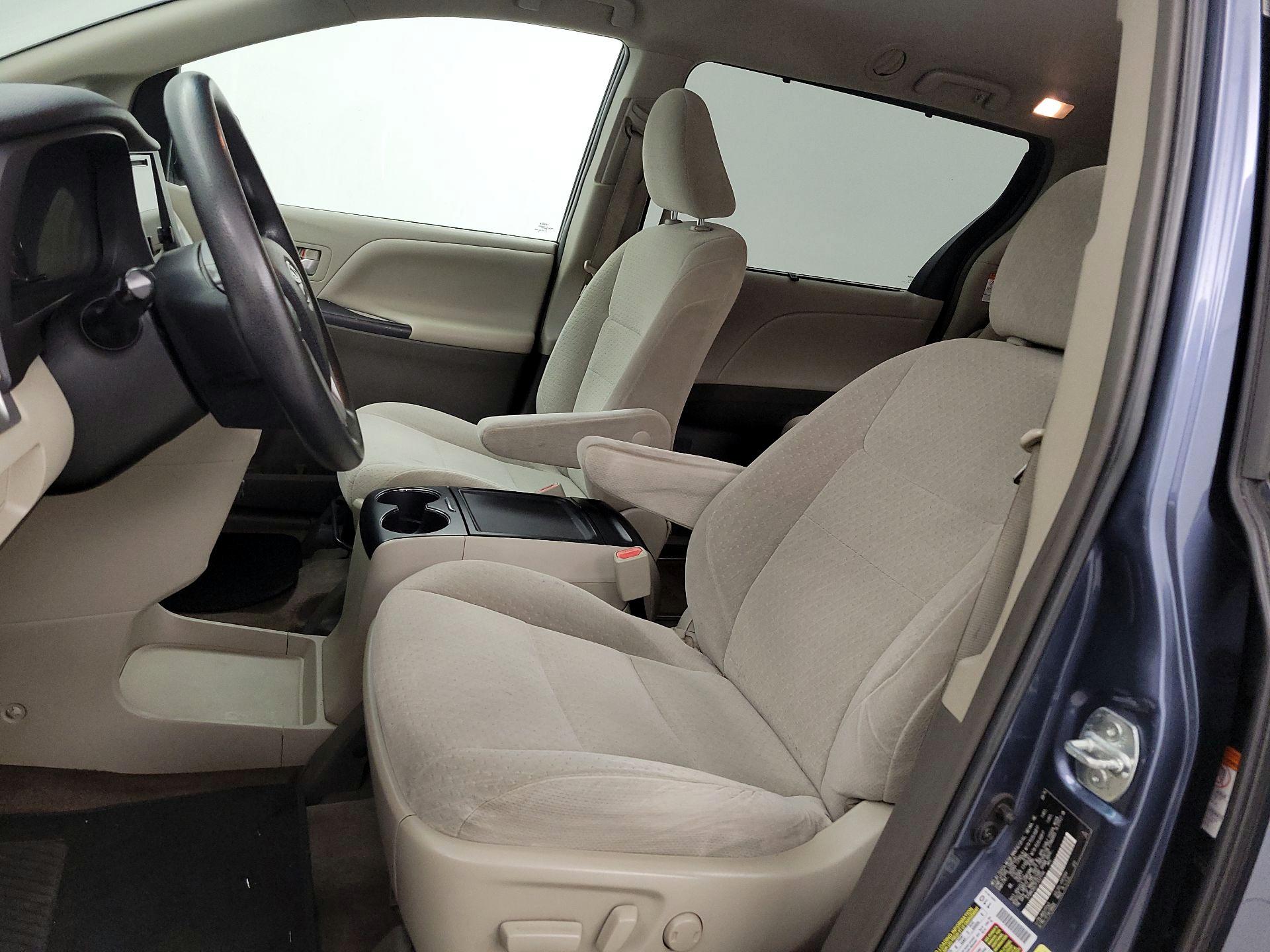 Thumbnail: 2015 Toyota Sienna - 11