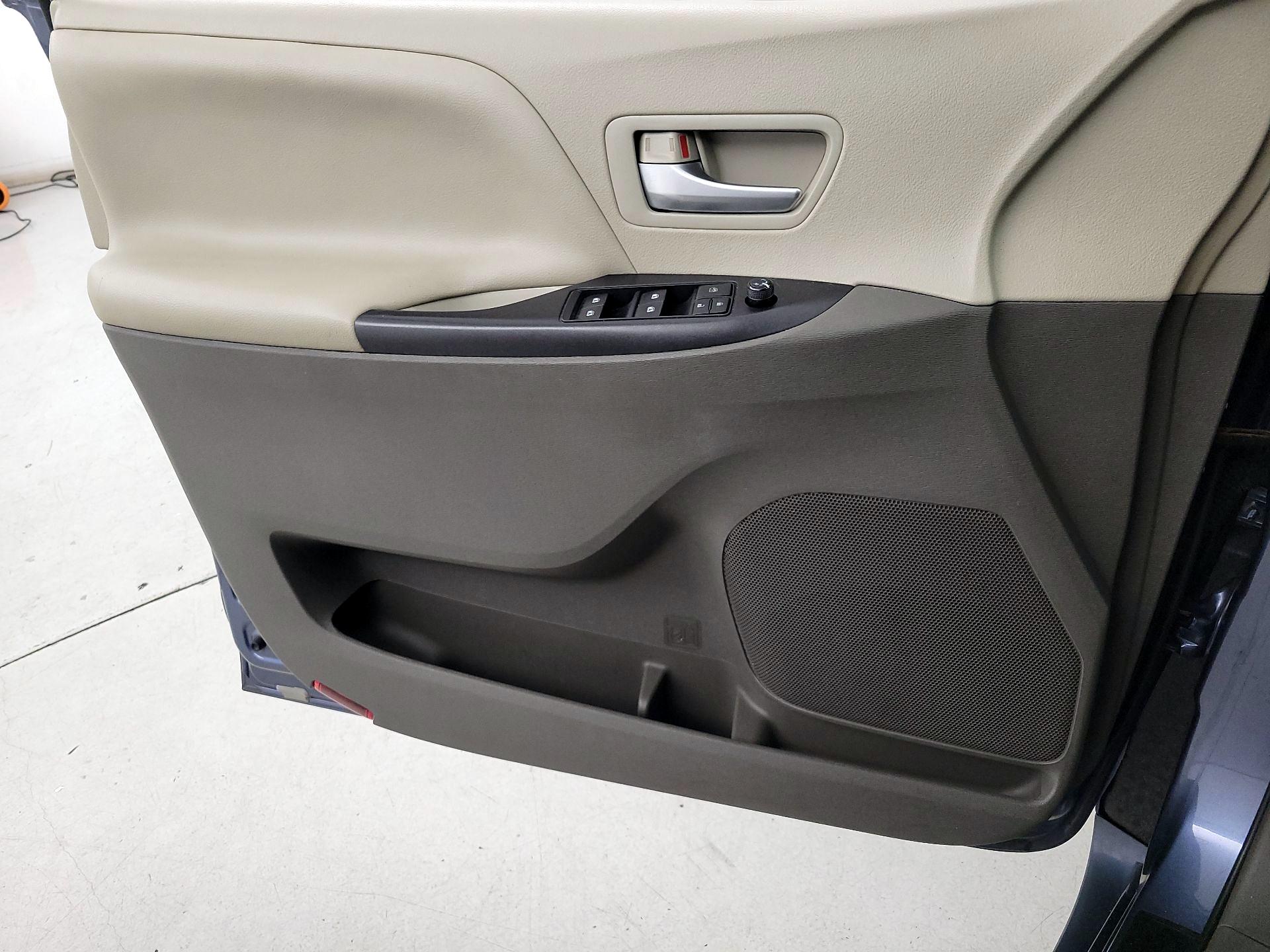 Thumbnail: 2015 Toyota Sienna - 12