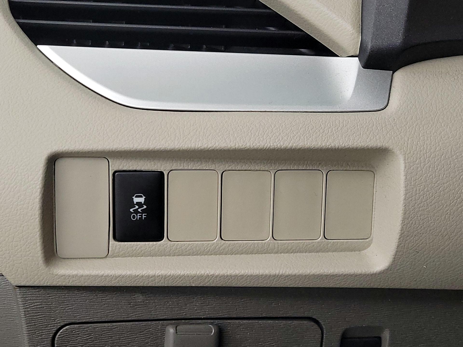 Thumbnail: 2015 Toyota Sienna - 13