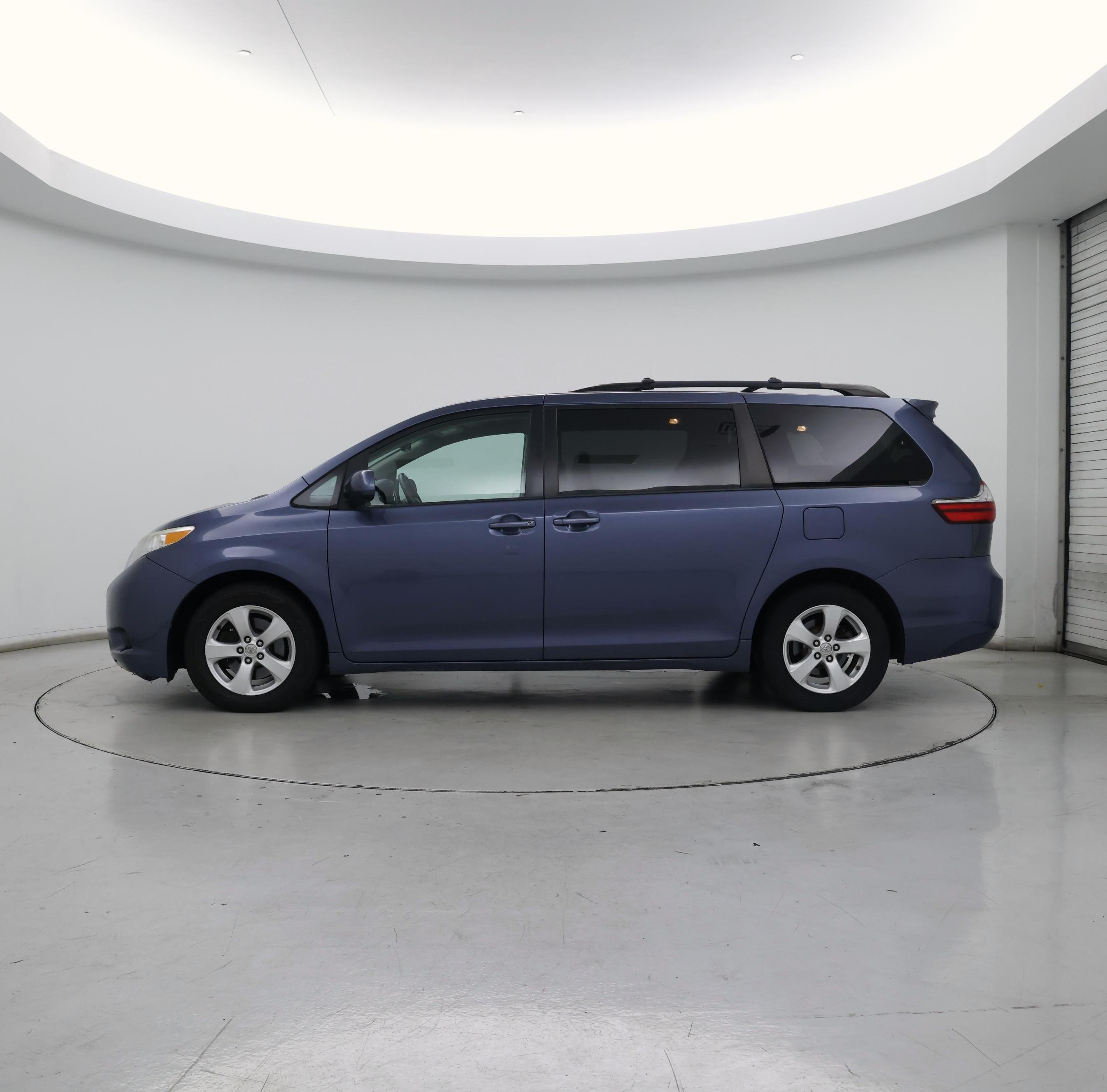 Thumbnail: 2015 Toyota Sienna - 3
