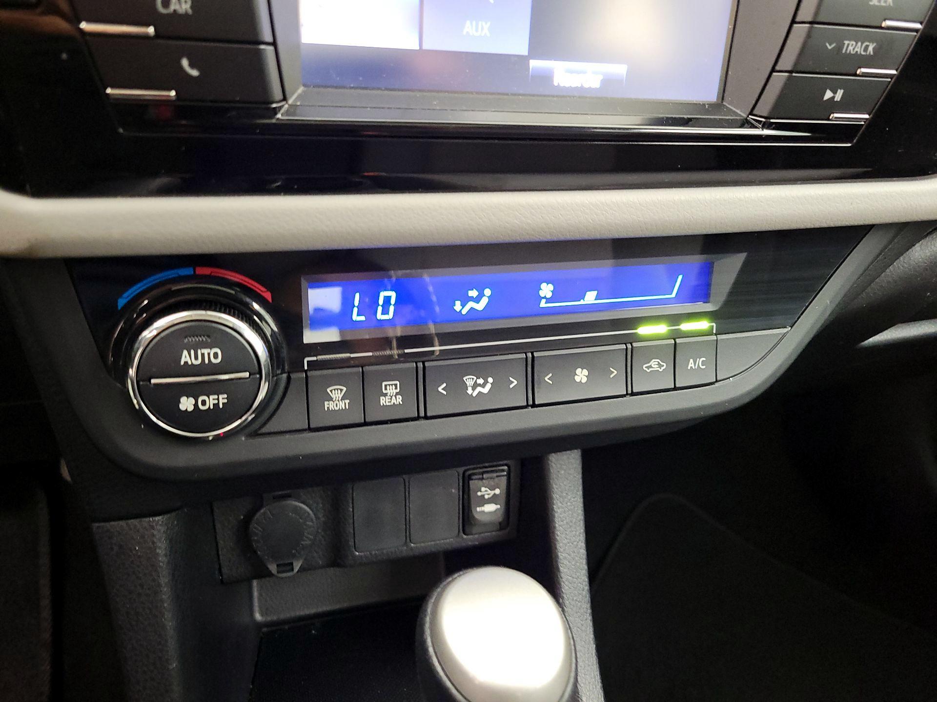 Thumbnail: 2015 Toyota Corolla - 16