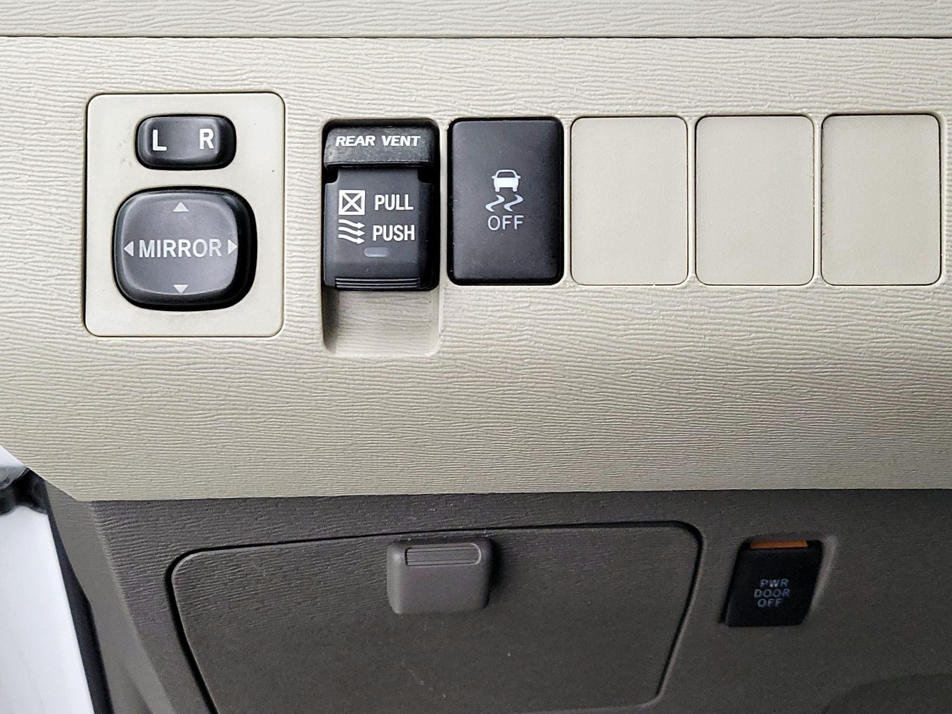 Thumbnail: 2013 Toyota Sienna - 13