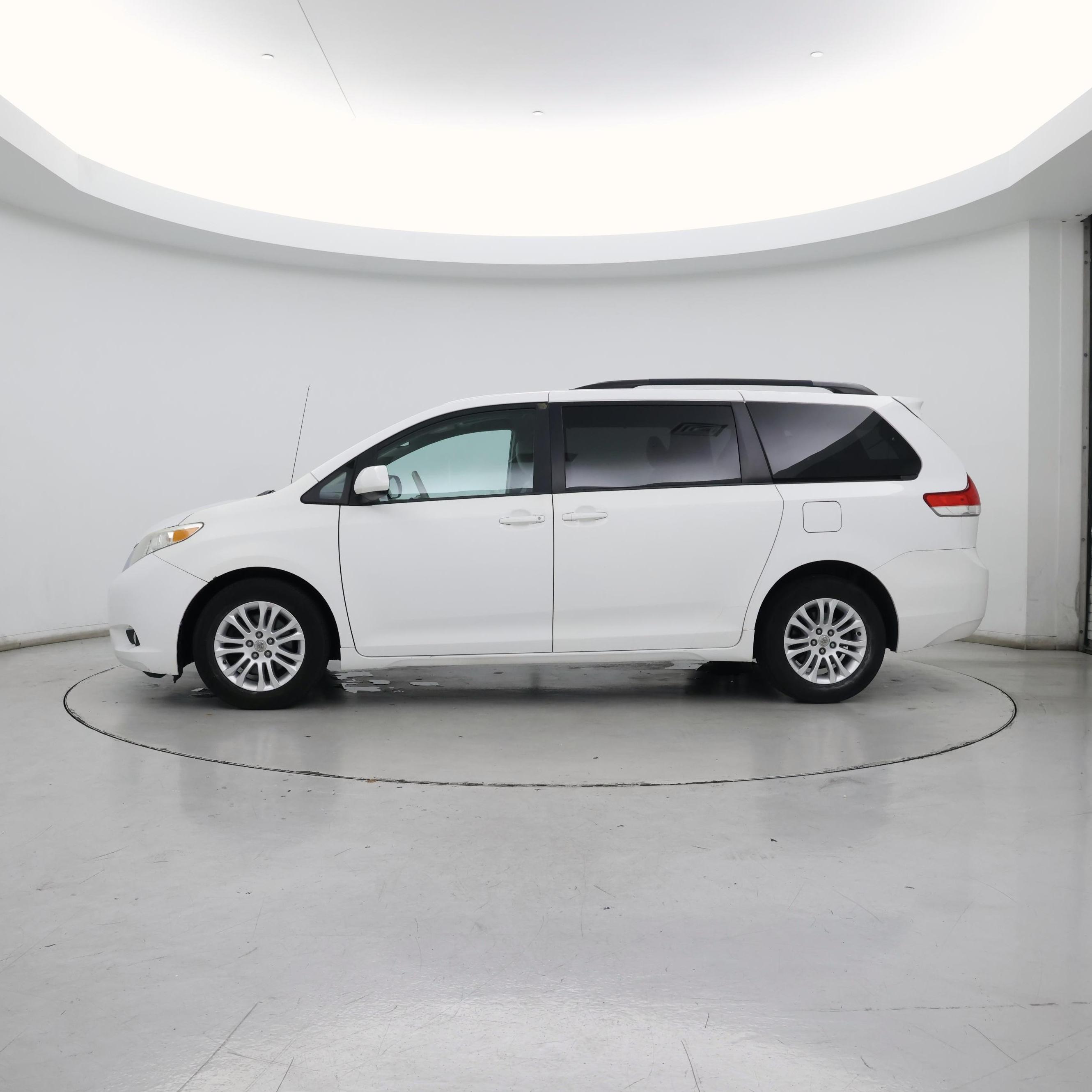 Thumbnail: 2013 Toyota Sienna - 3
