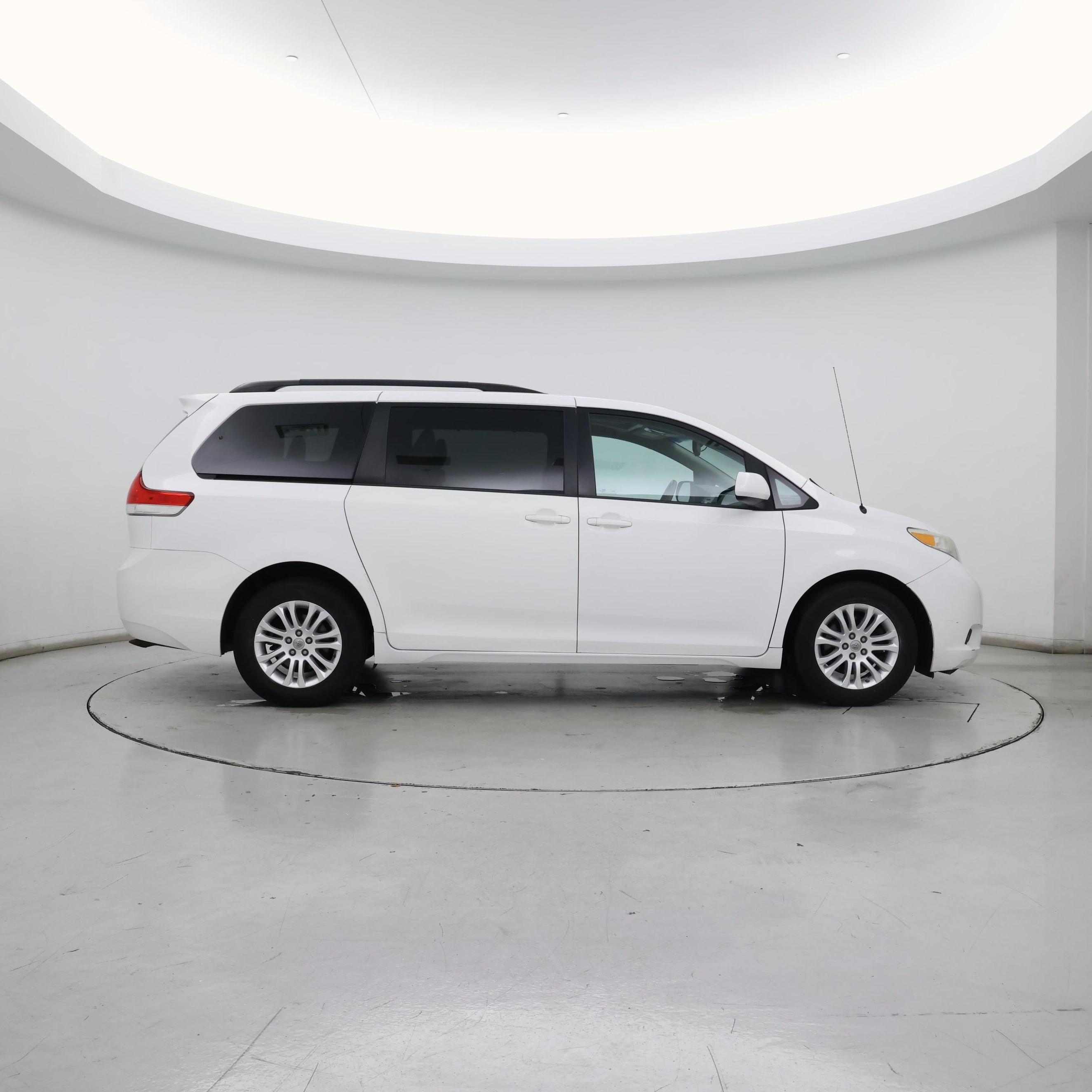 Thumbnail: 2013 Toyota Sienna - 7