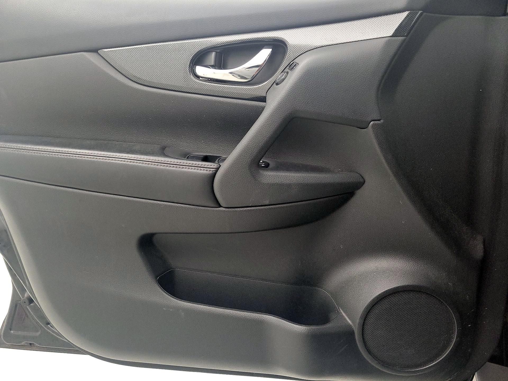 Thumbnail: 2015 Nissan Rogue - 12