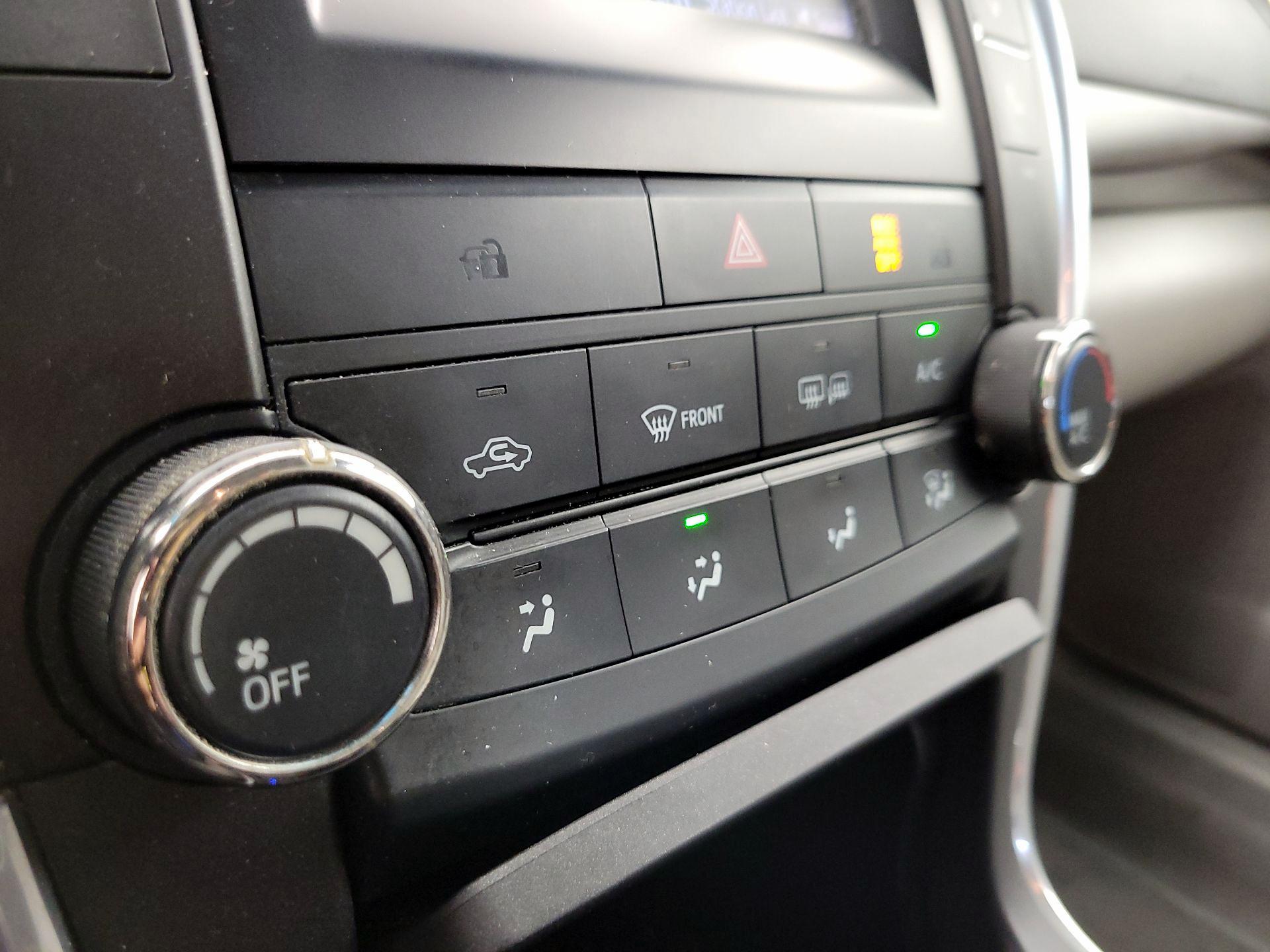 Thumbnail: 2015 Toyota Camry - 16