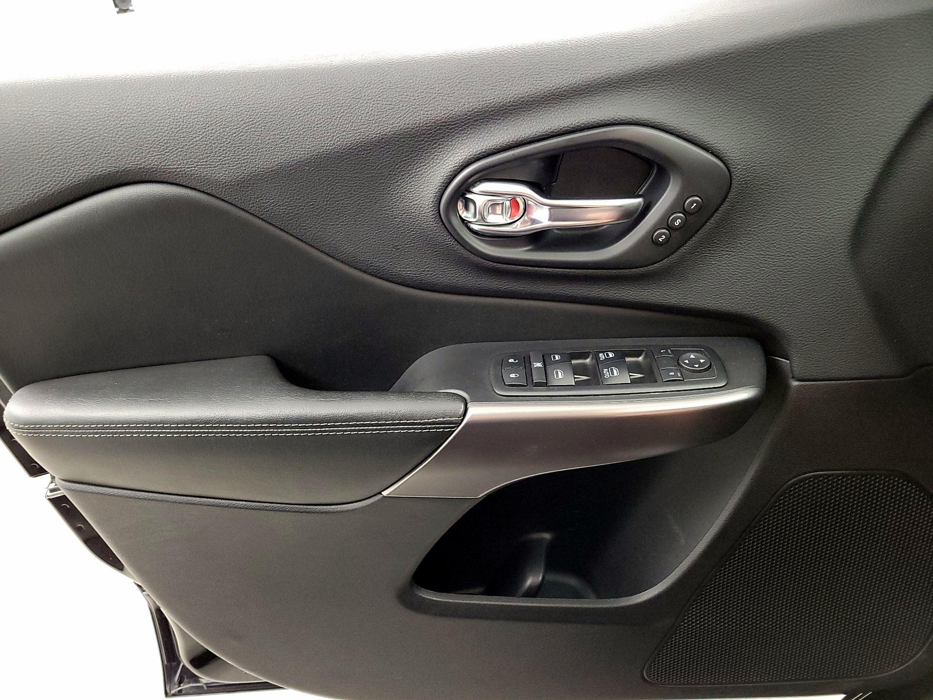 Thumbnail: 2019 Jeep Cherokee - 12