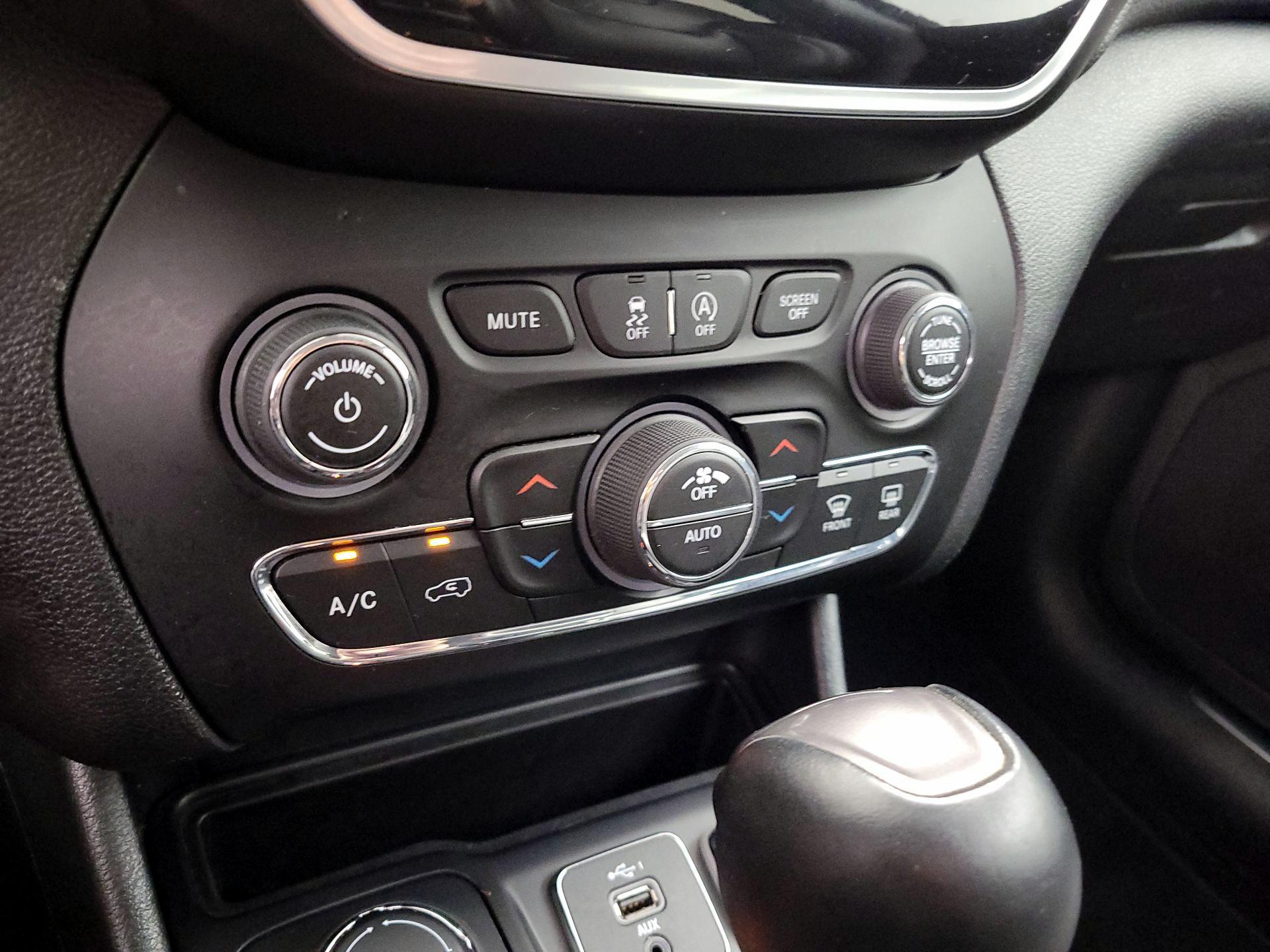 Thumbnail: 2019 Jeep Cherokee - 17
