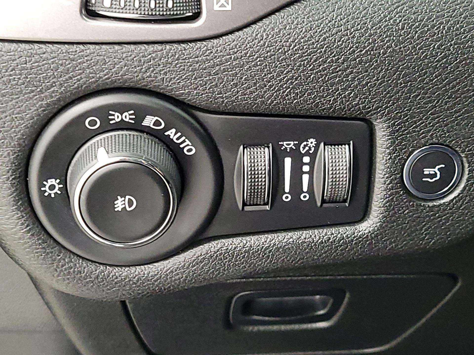 Thumbnail: 2019 Jeep Cherokee - 13