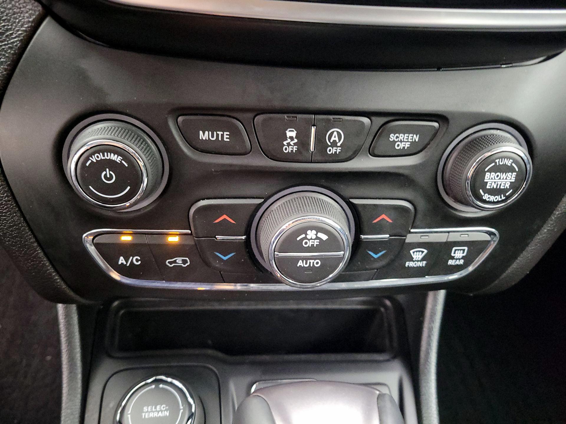 Thumbnail: 2019 Jeep Cherokee - 16