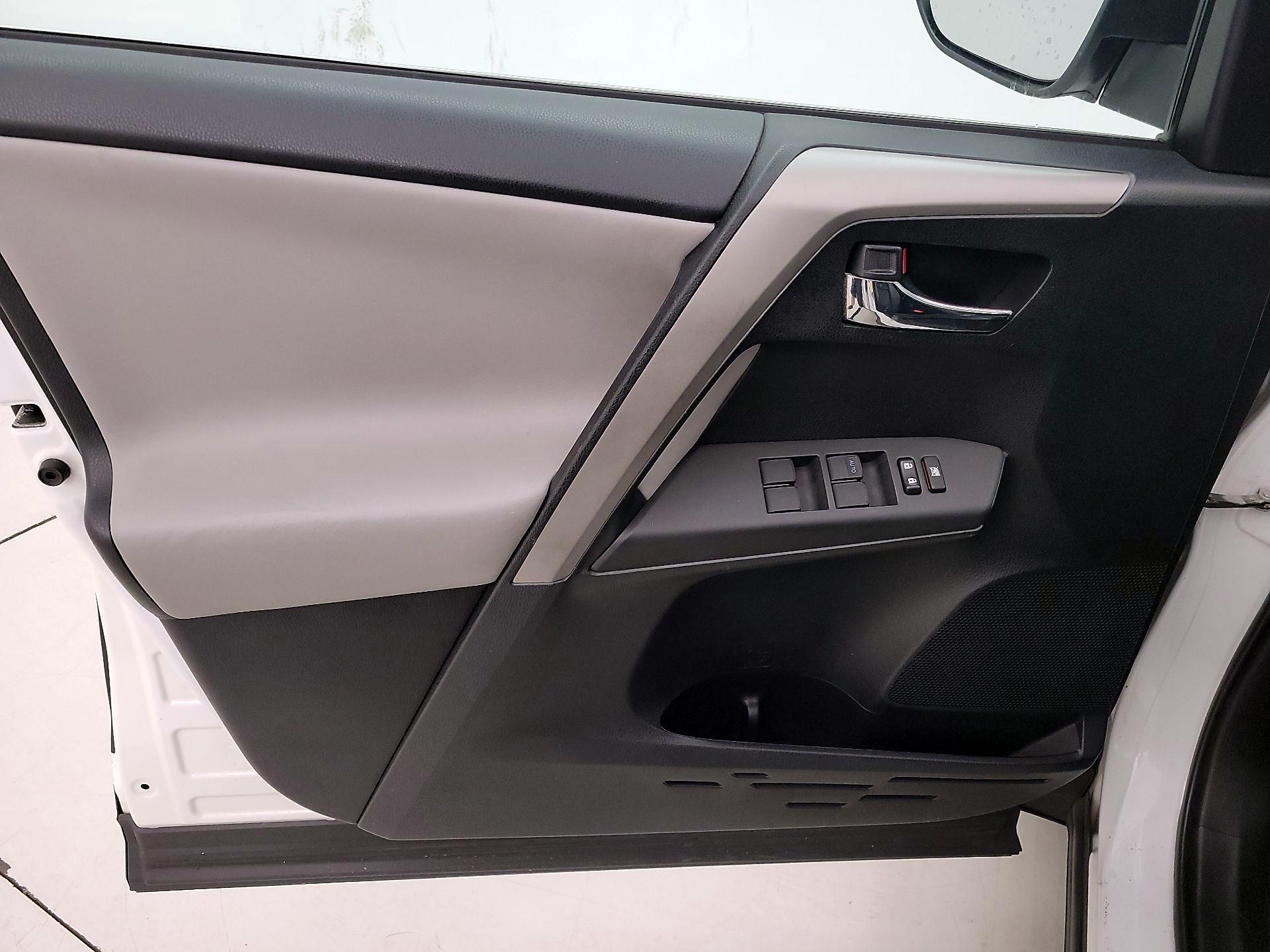 Thumbnail: 2016 Toyota RAV4 - 12