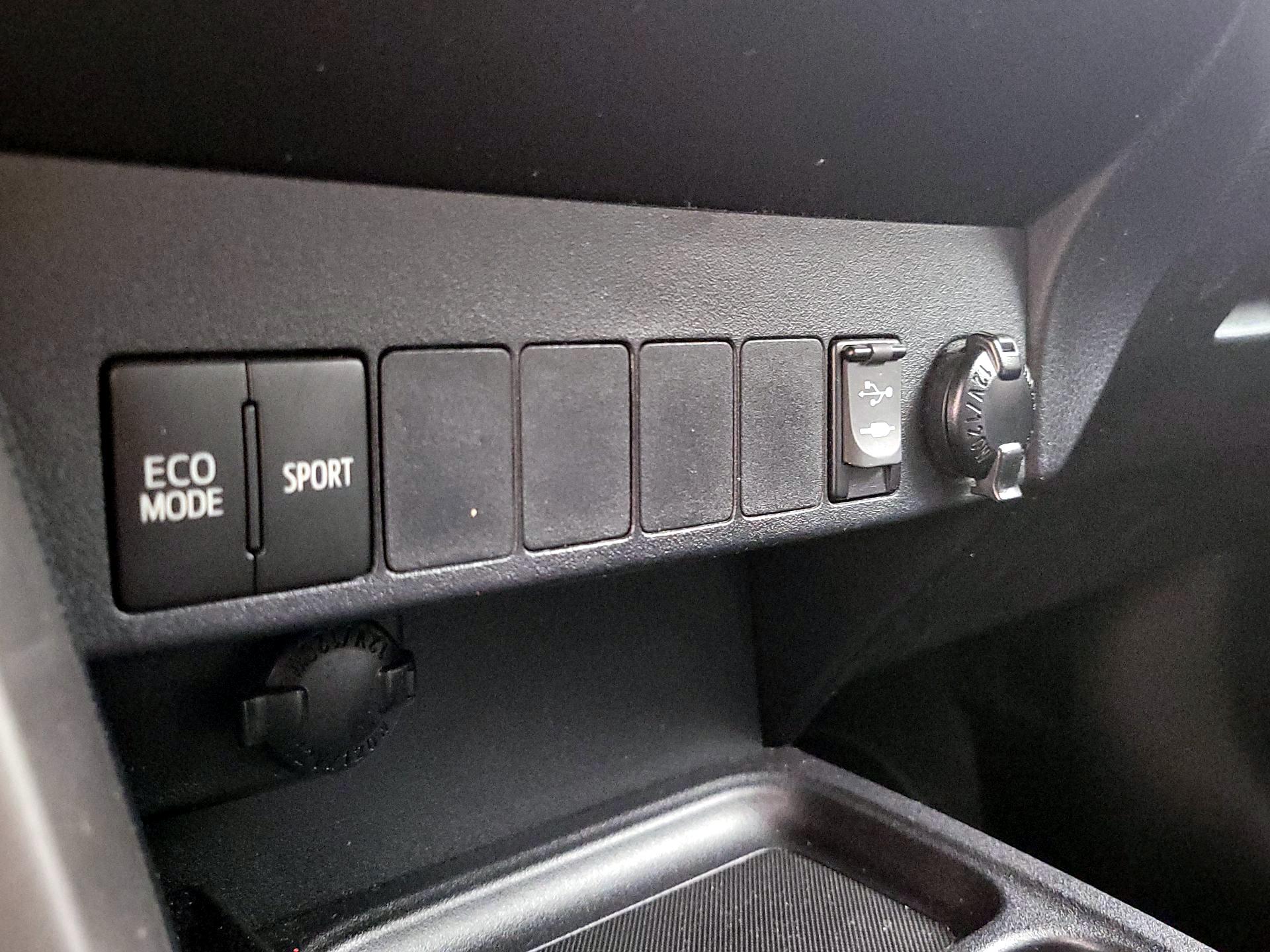 Thumbnail: 2016 Toyota RAV4 - 18