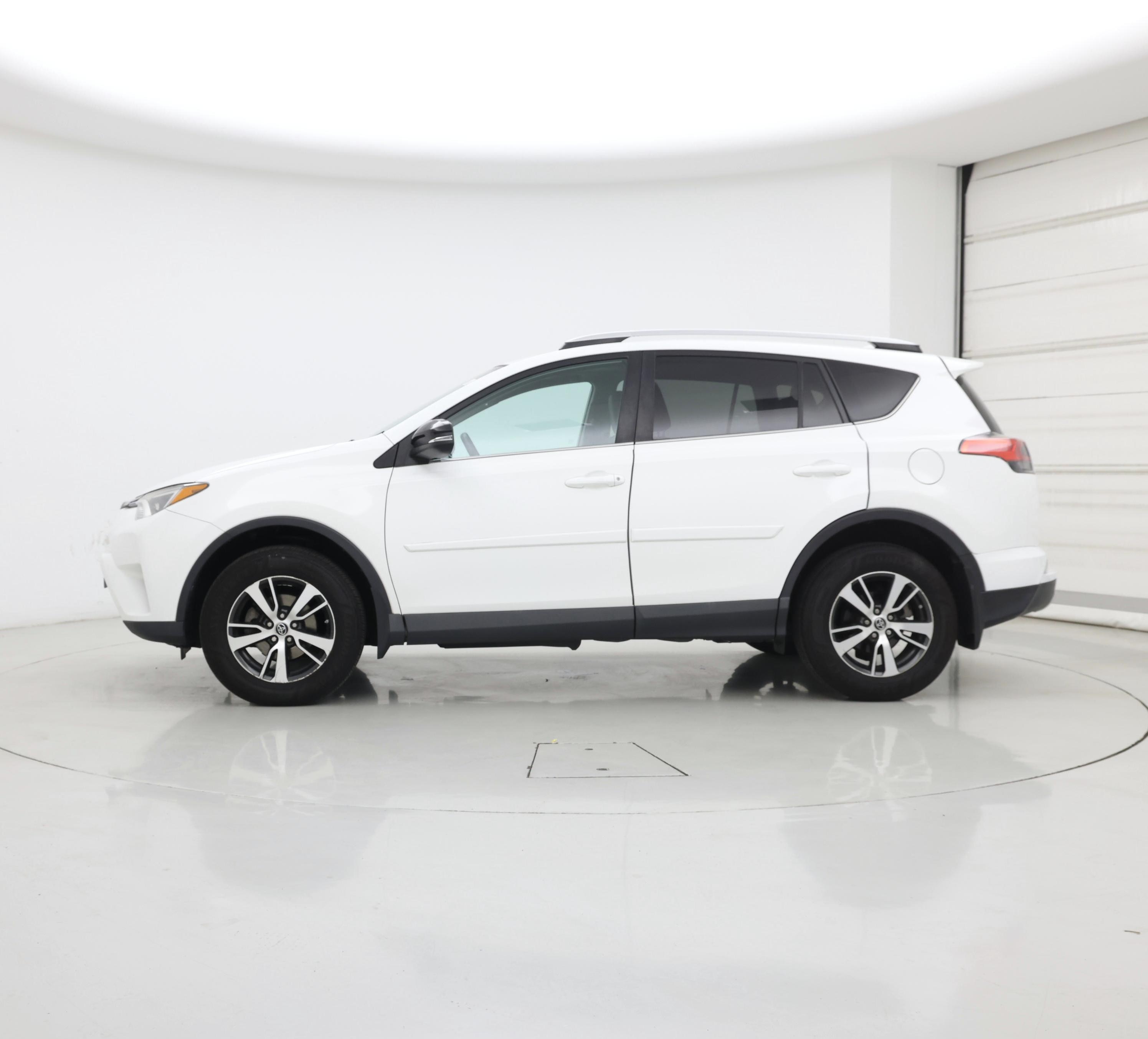 Thumbnail: 2016 Toyota RAV4 - 3