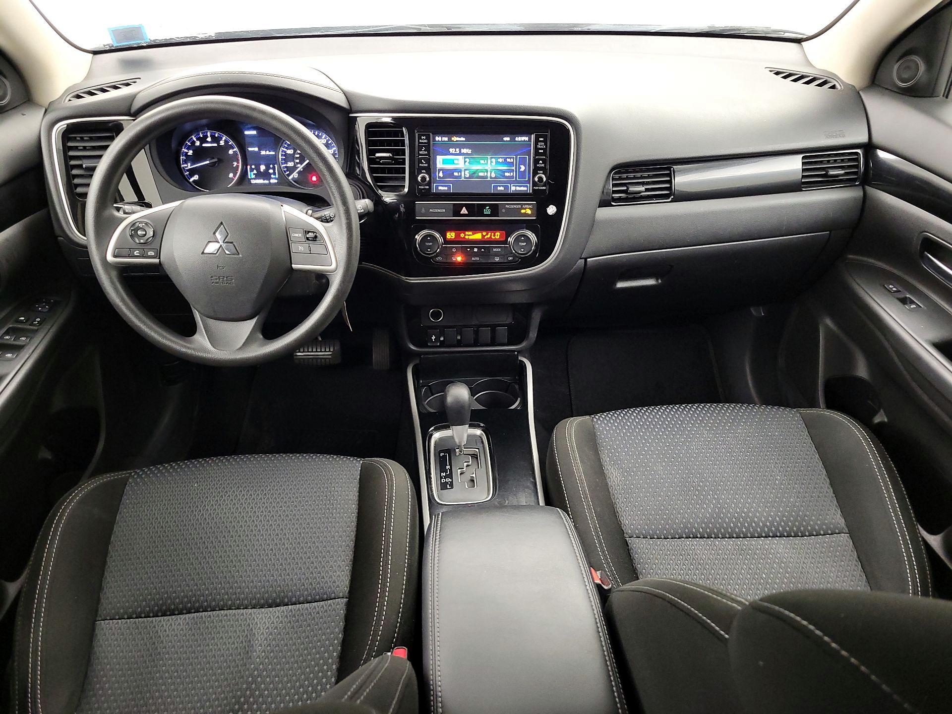 Thumbnail: 2019 Mitsubishi Outlander - 9