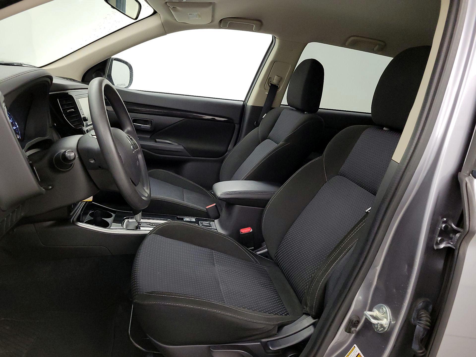 Thumbnail: 2019 Mitsubishi Outlander - 11