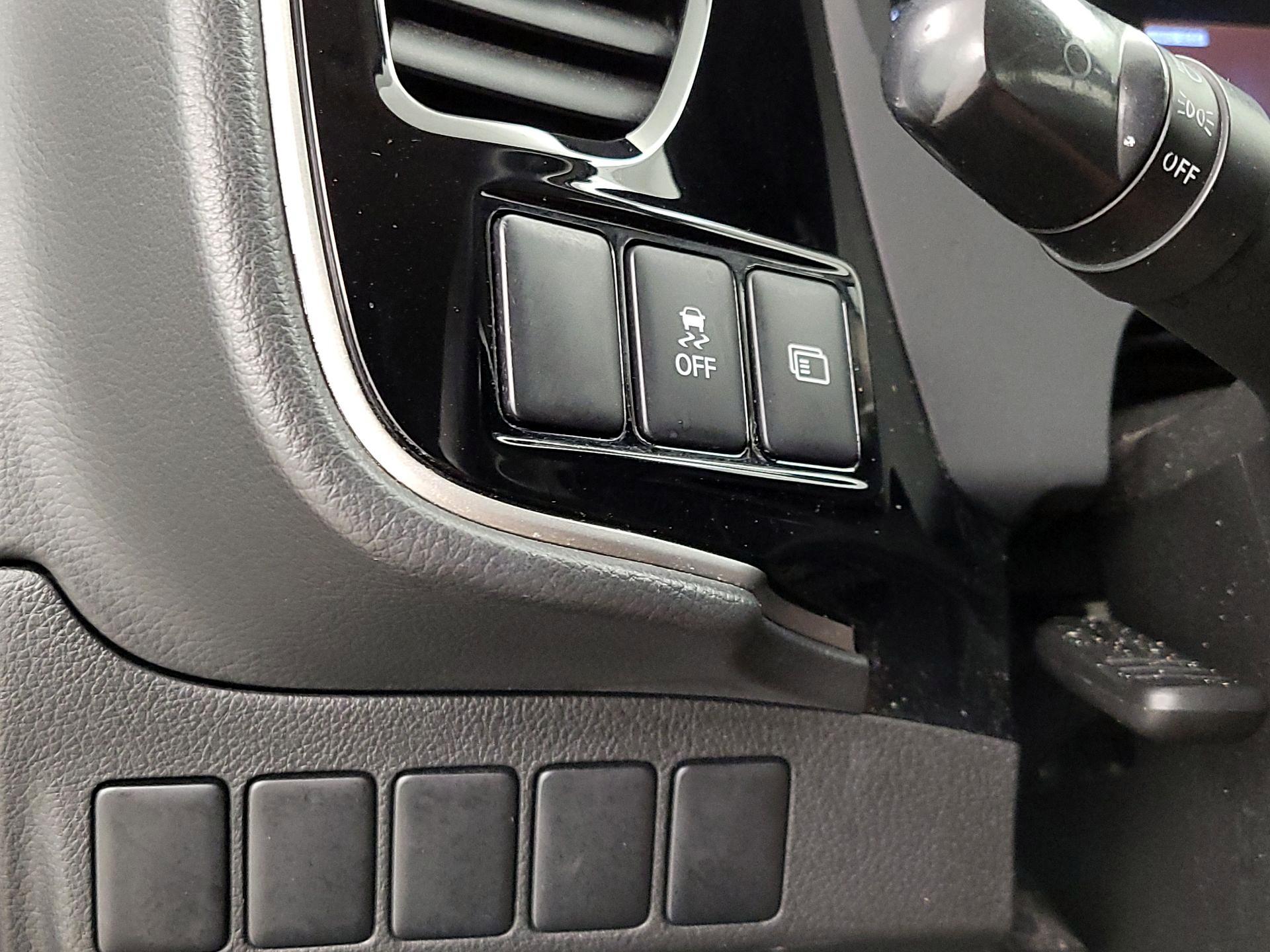Thumbnail: 2019 Mitsubishi Outlander - 13