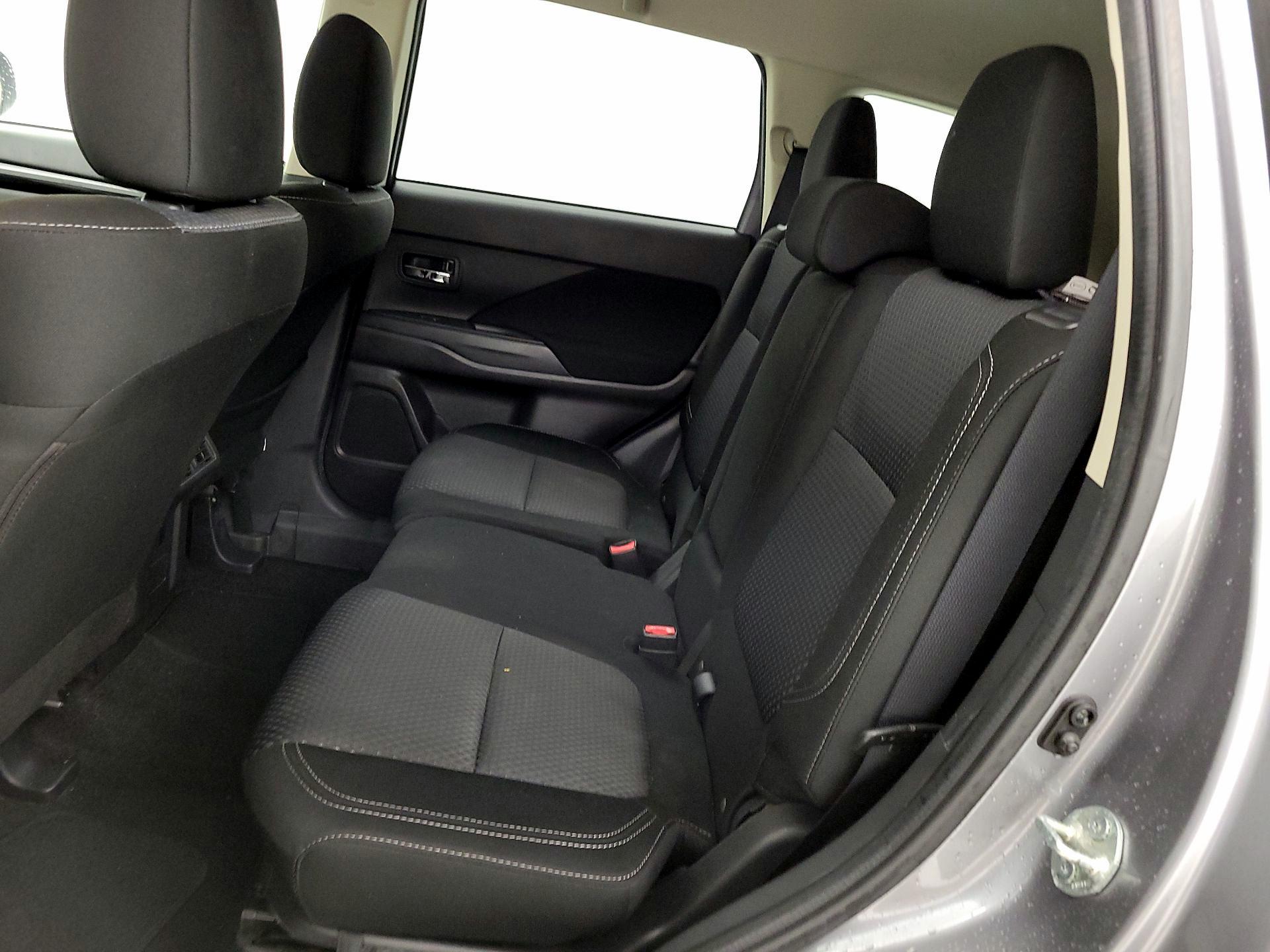 Thumbnail: 2019 Mitsubishi Outlander - 19