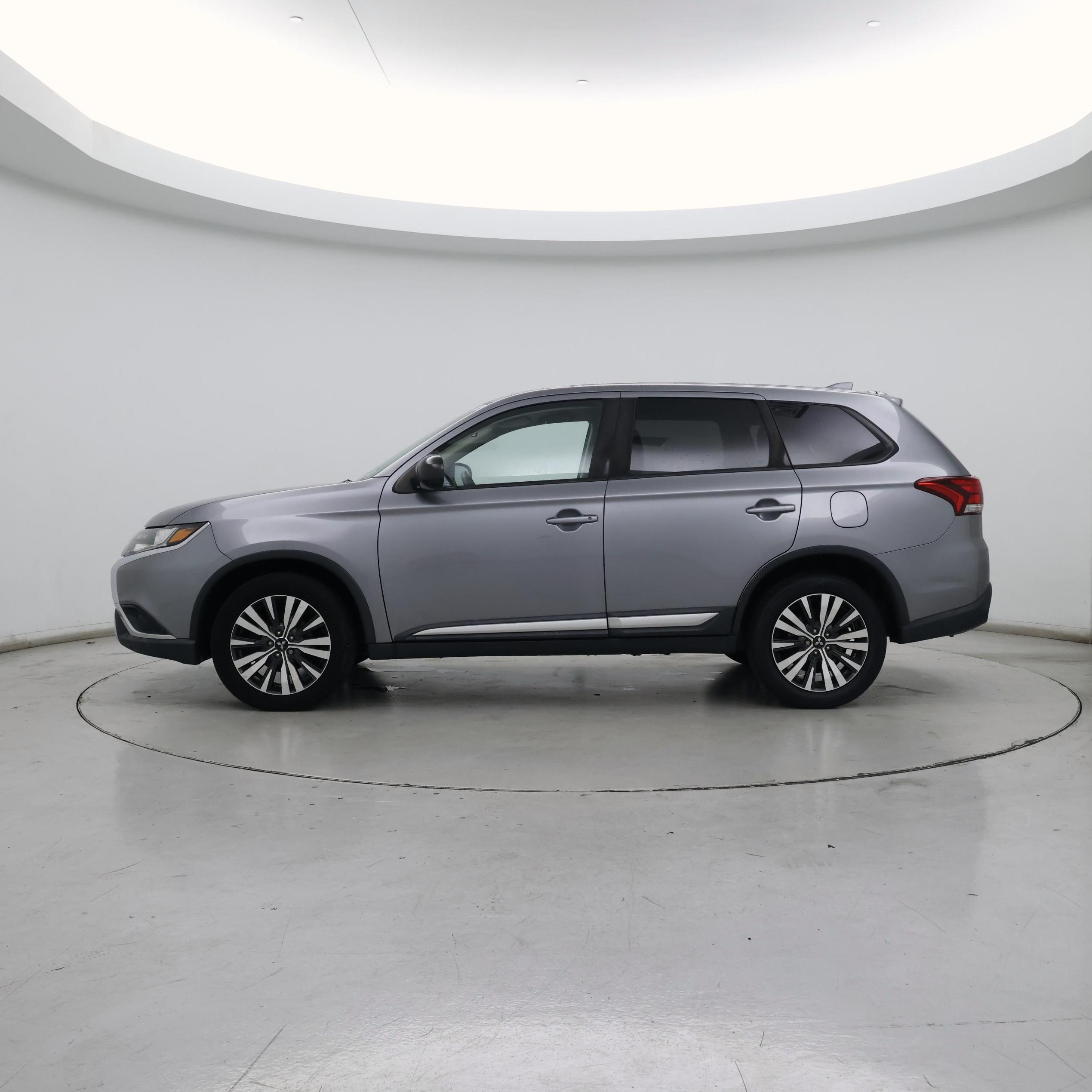 Thumbnail: 2019 Mitsubishi Outlander - 3