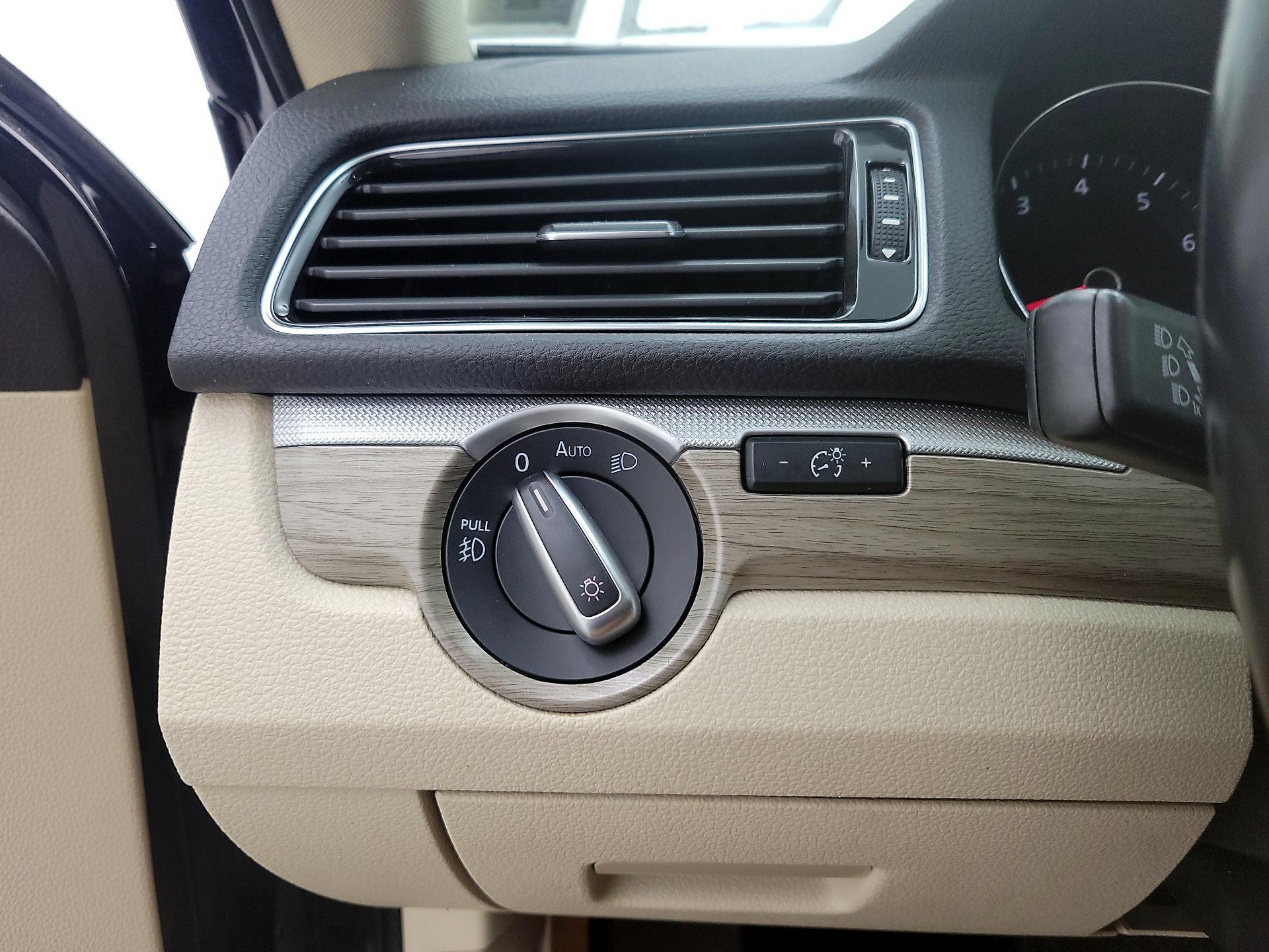 Thumbnail: 2018 Volkswagen Passat - 13