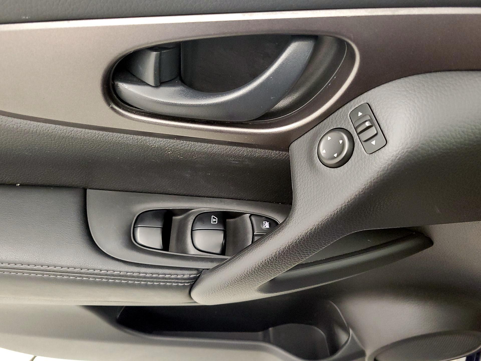 Thumbnail: 2020 Nissan Rogue Sport - 12