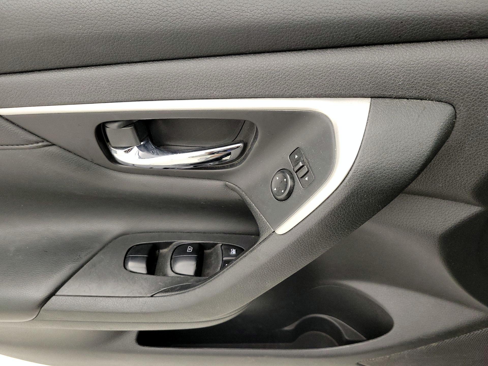 Thumbnail: 2015 Nissan Altima - 12