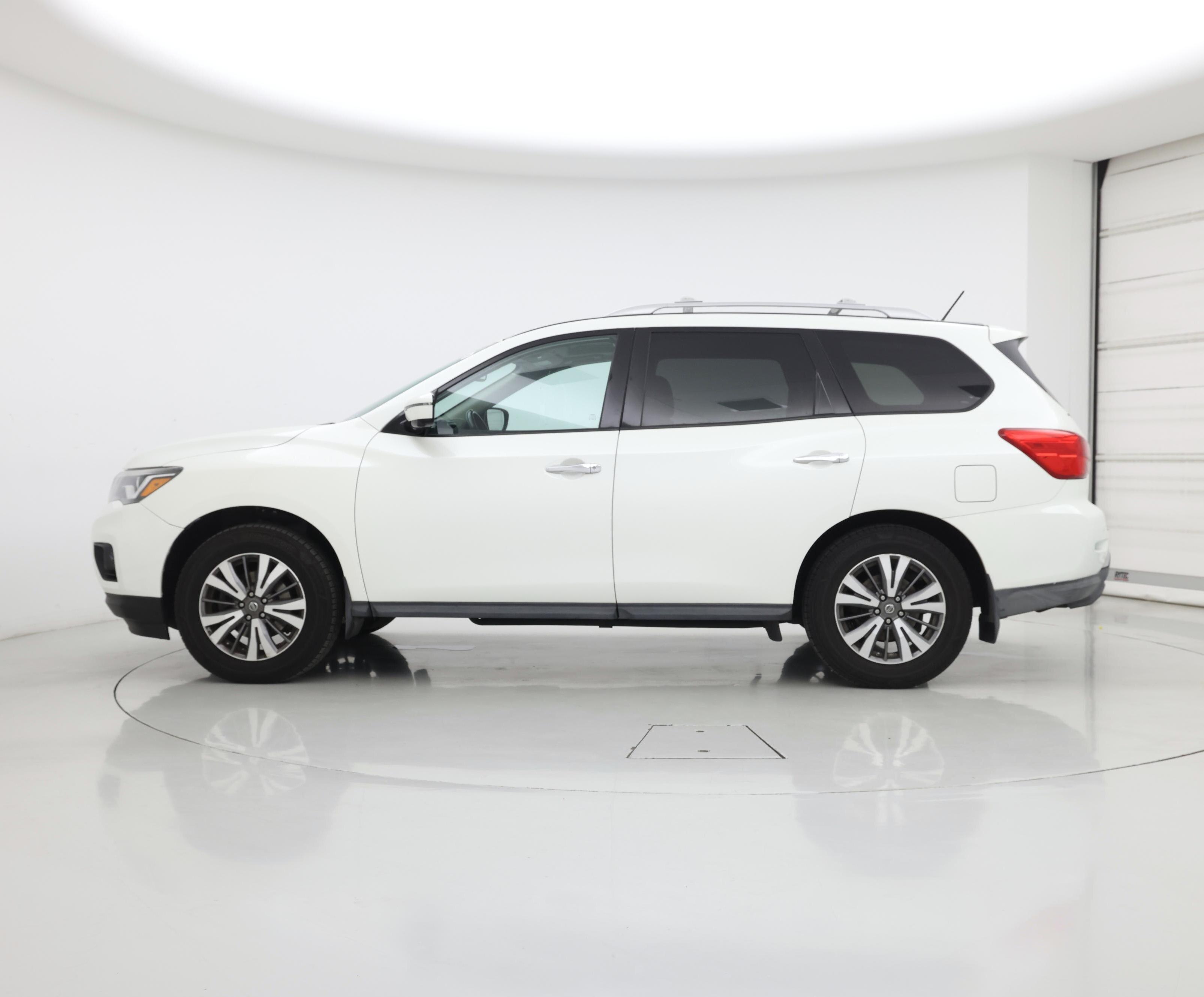 Thumbnail: 2017 Nissan Pathfinder - 3