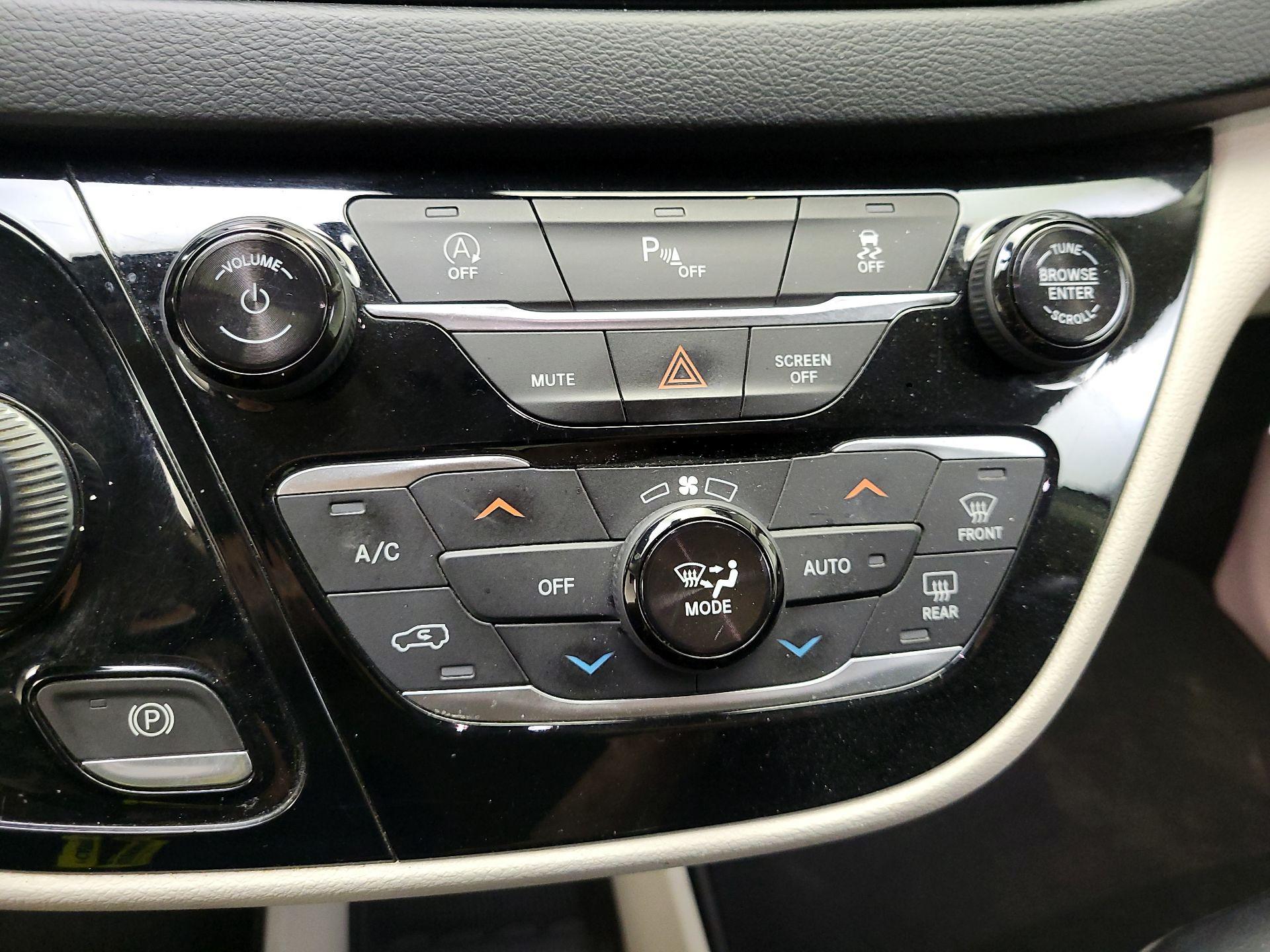 Thumbnail: 2019 Chrysler Pacifica - 16