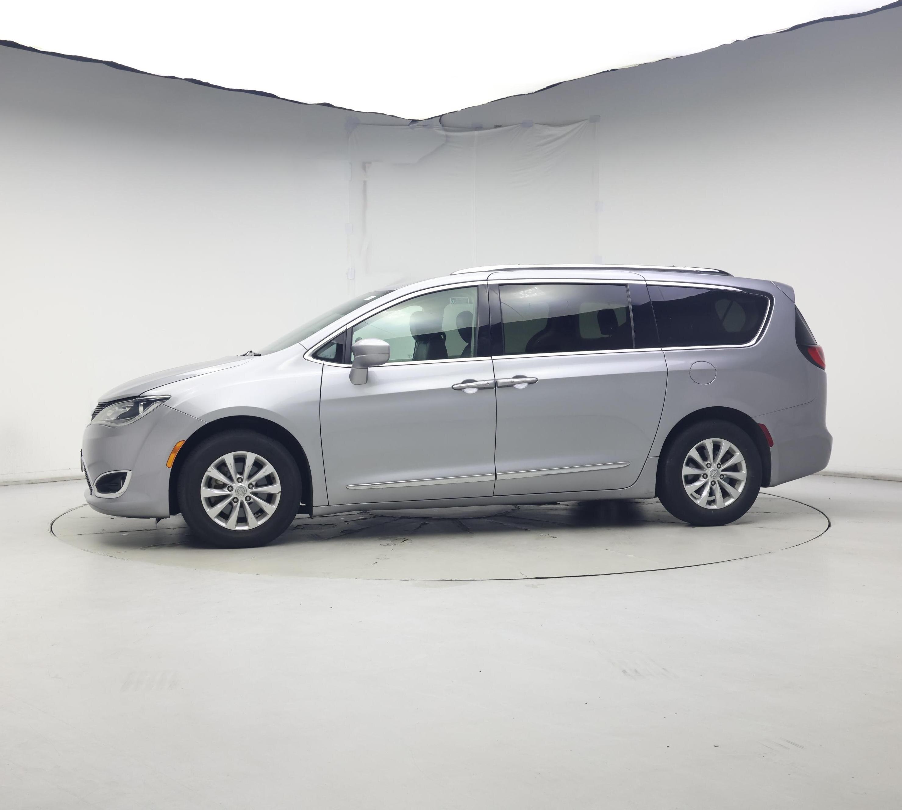 Thumbnail: 2019 Chrysler Pacifica - 3