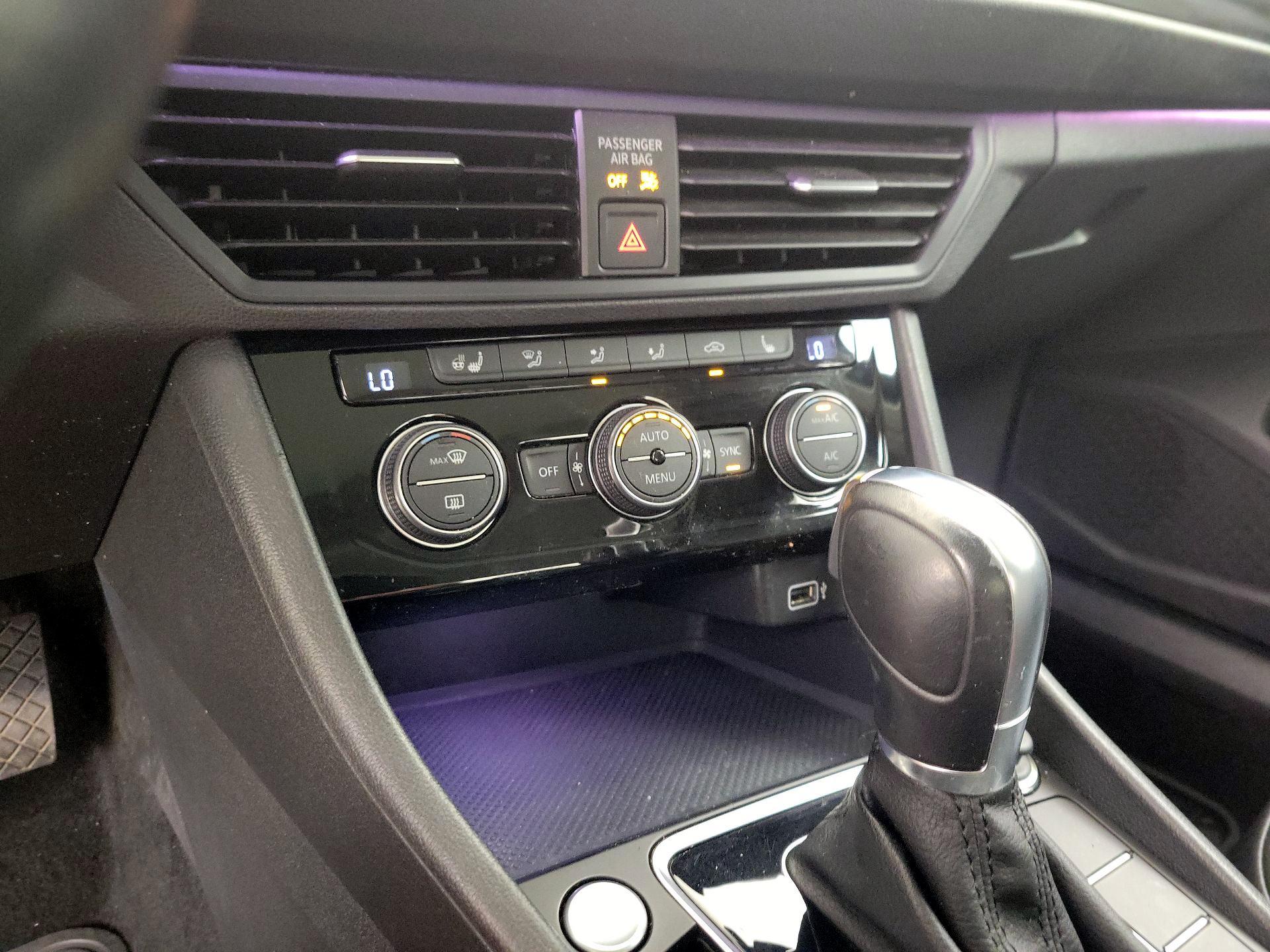 Thumbnail: 2019 Volkswagen Jetta - 16