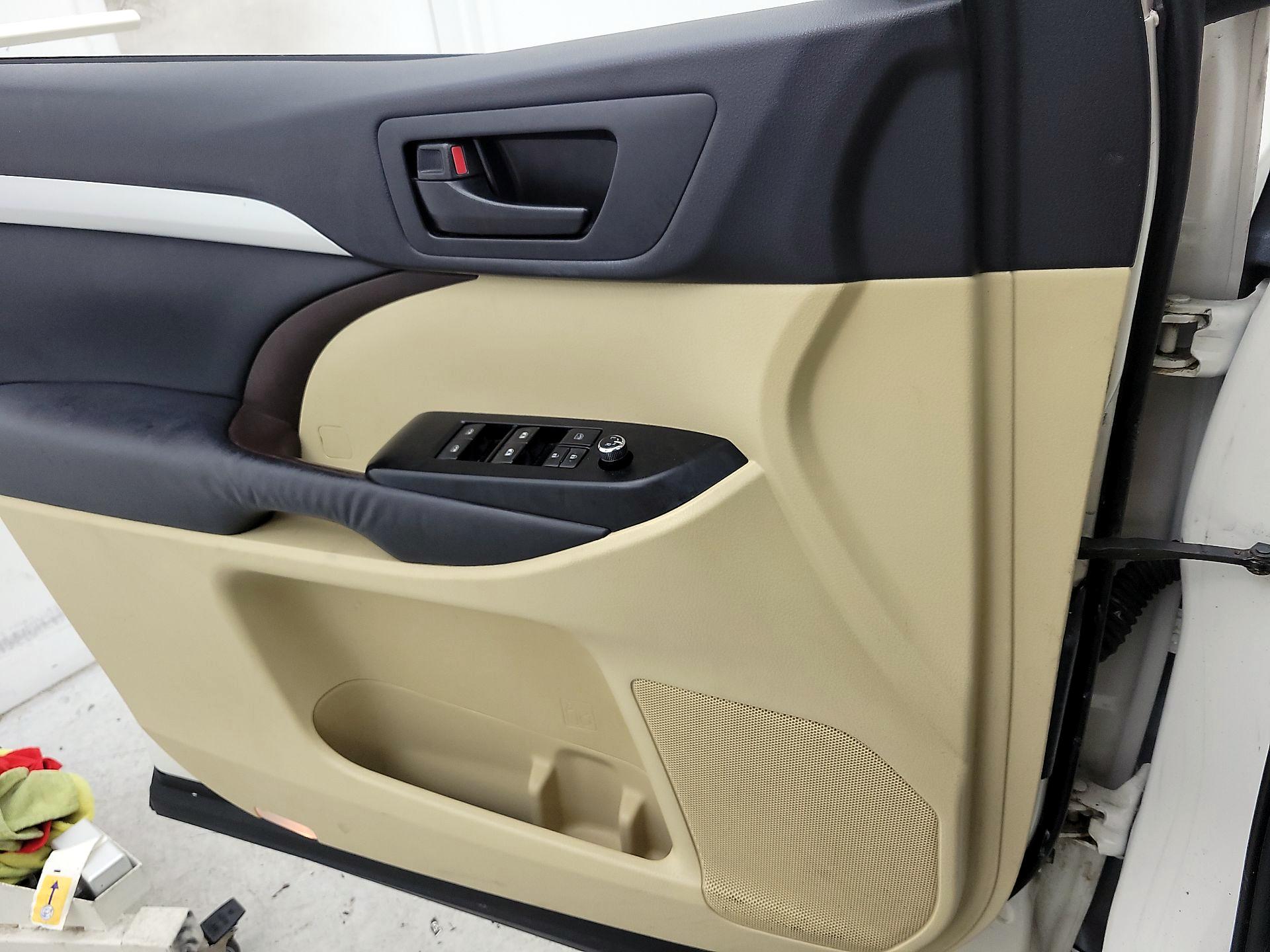 Thumbnail: 2015 Toyota Highlander - 12
