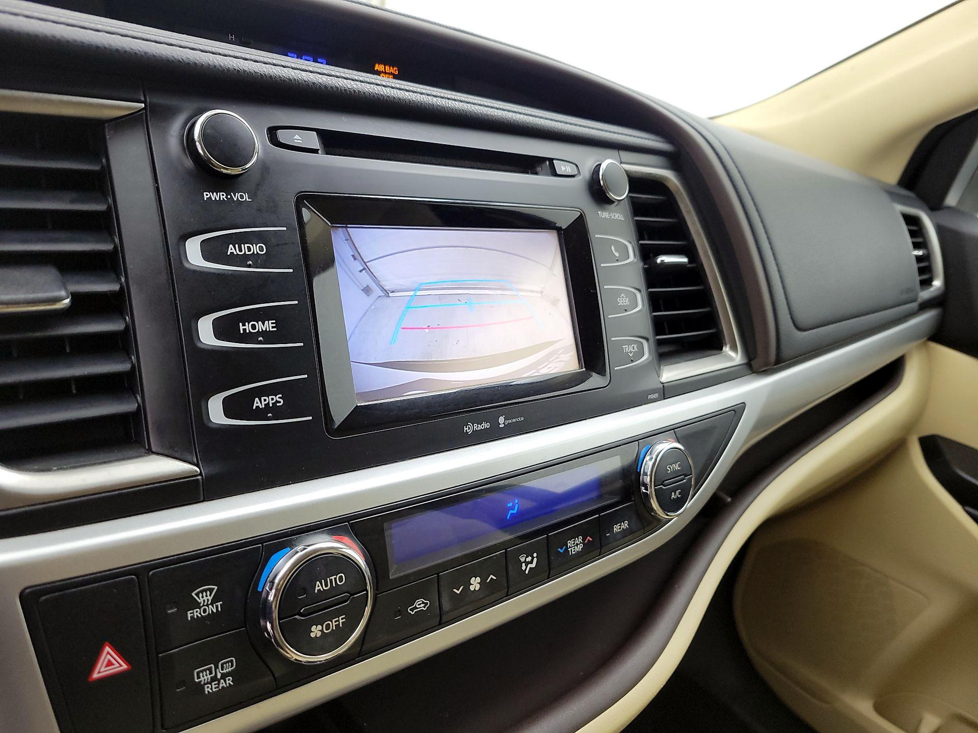 Thumbnail: 2015 Toyota Highlander - 14