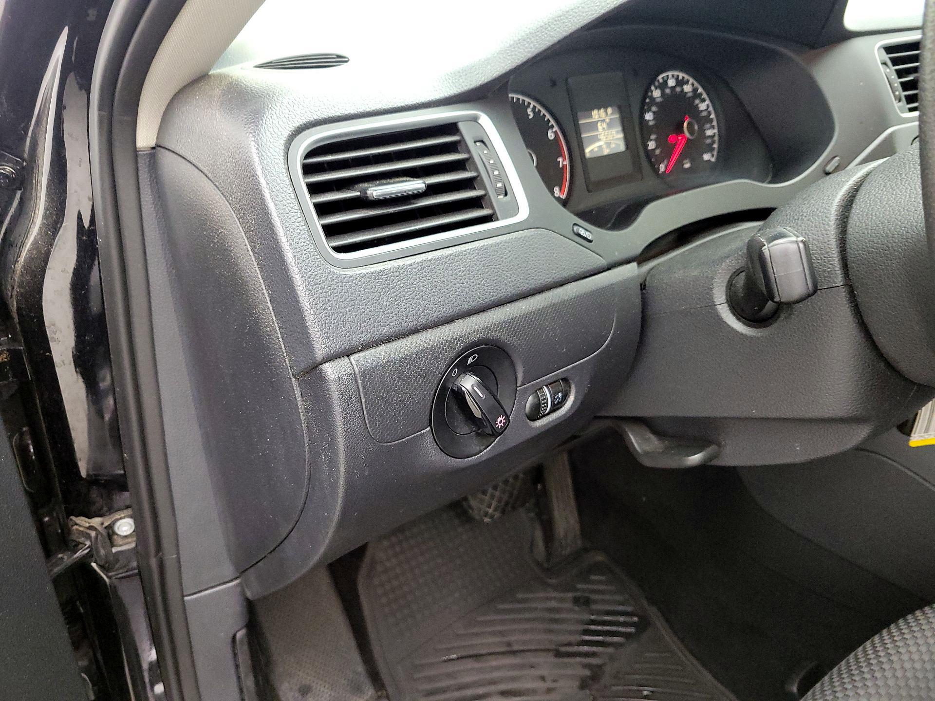 Thumbnail: 2014 Volkswagen Jetta - 13