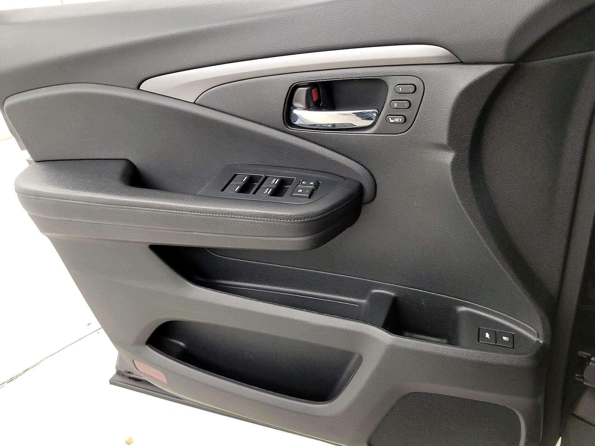 Thumbnail: 2019 Honda Pilot - 12