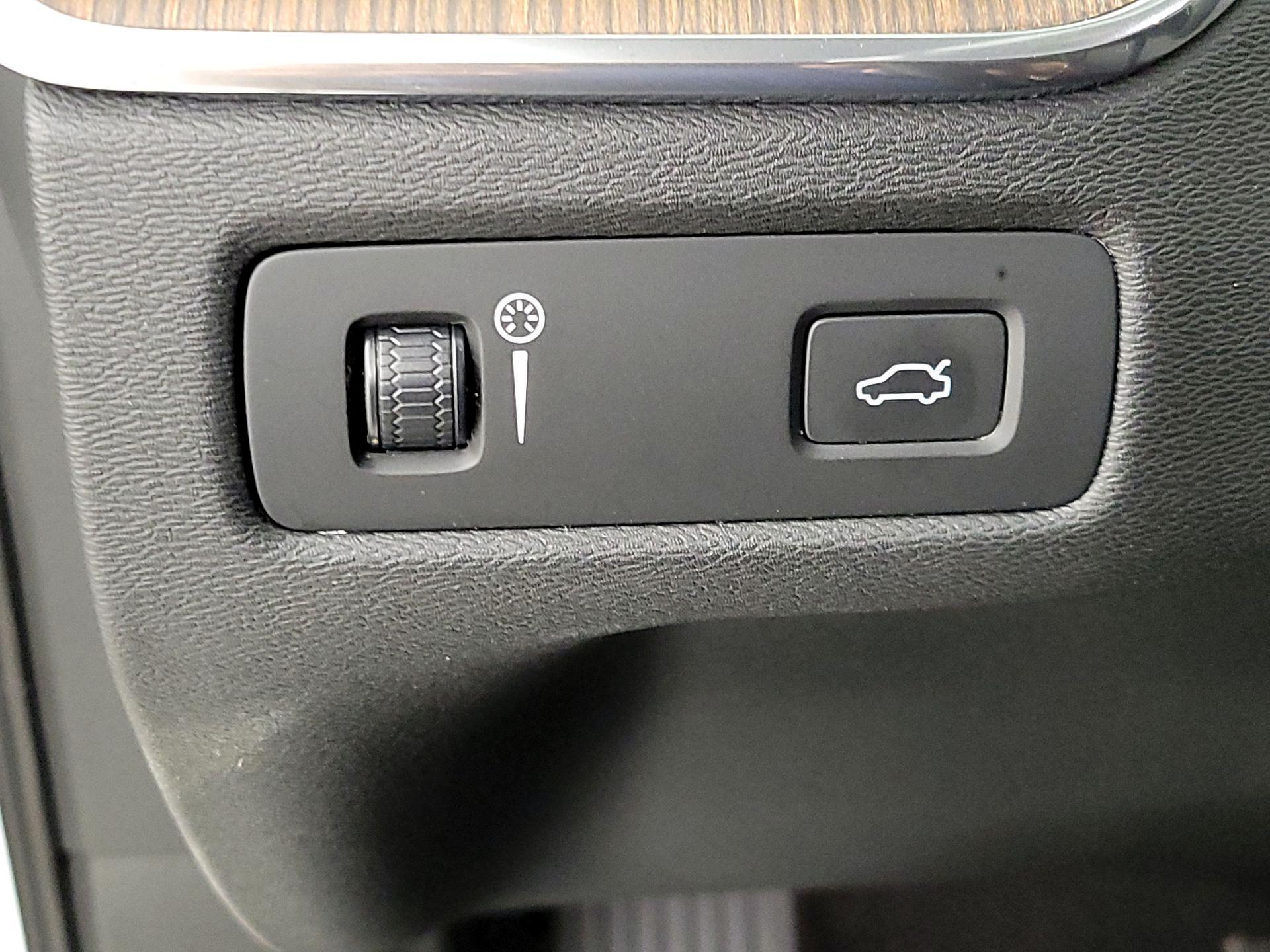 Thumbnail: 2019 Volvo XC60 - 13