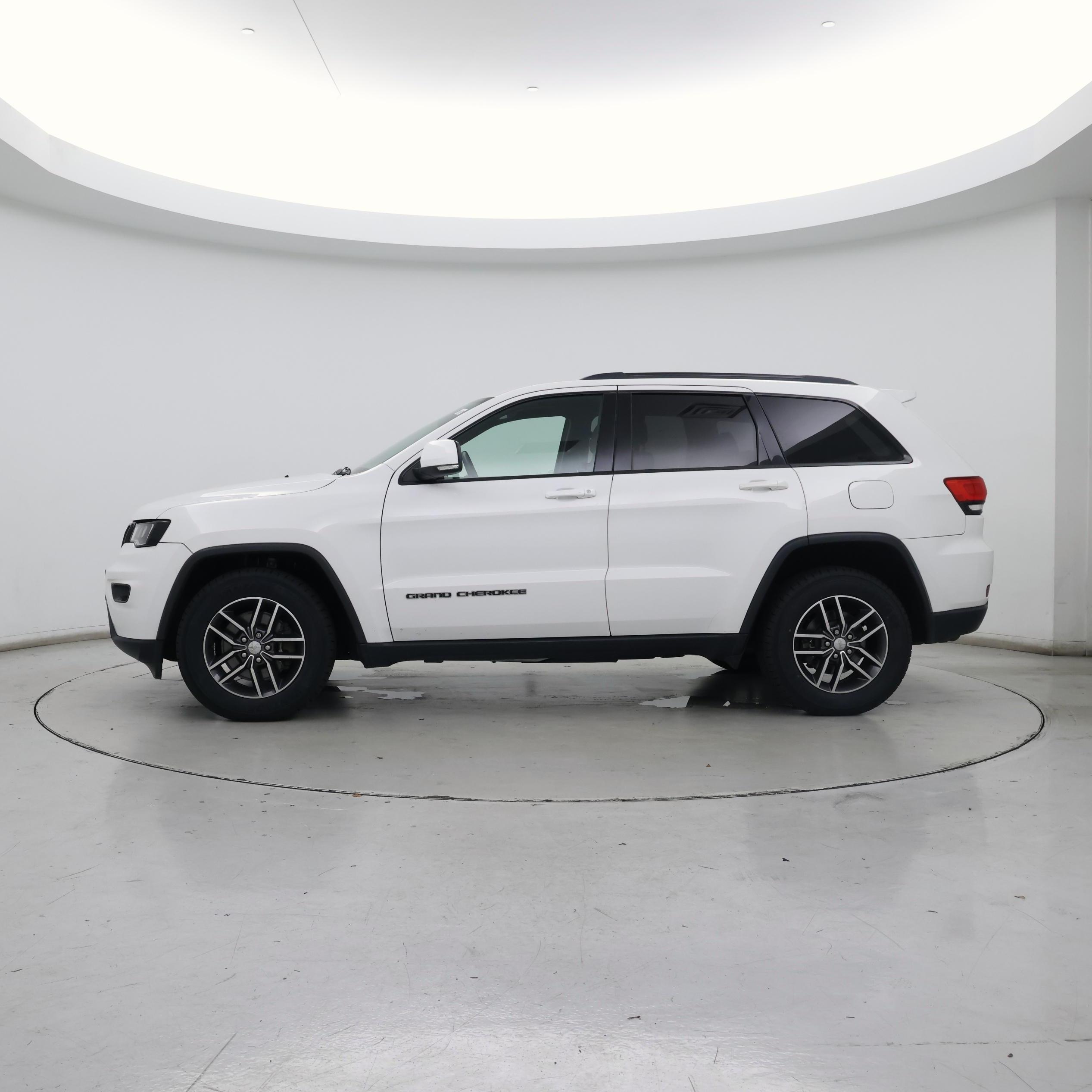 Thumbnail: 2017 Jeep Grand Cherokee - 3