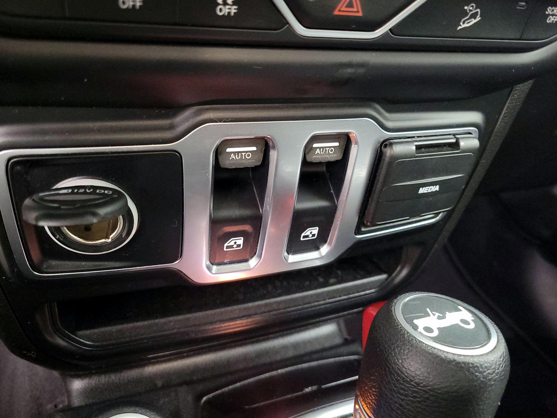 Thumbnail: 2019 Jeep Wrangler - 18