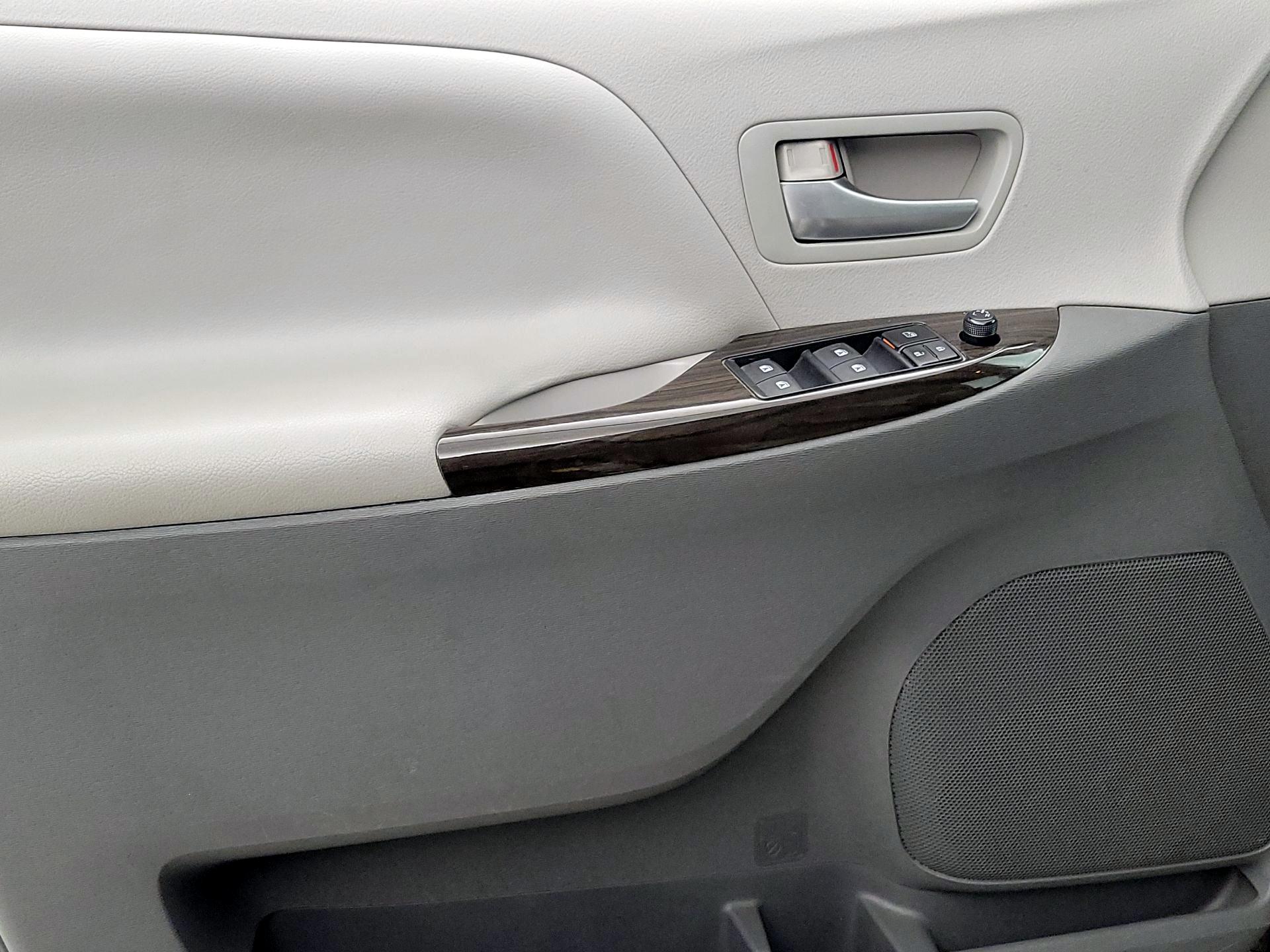 Thumbnail: 2015 Toyota Sienna - 12