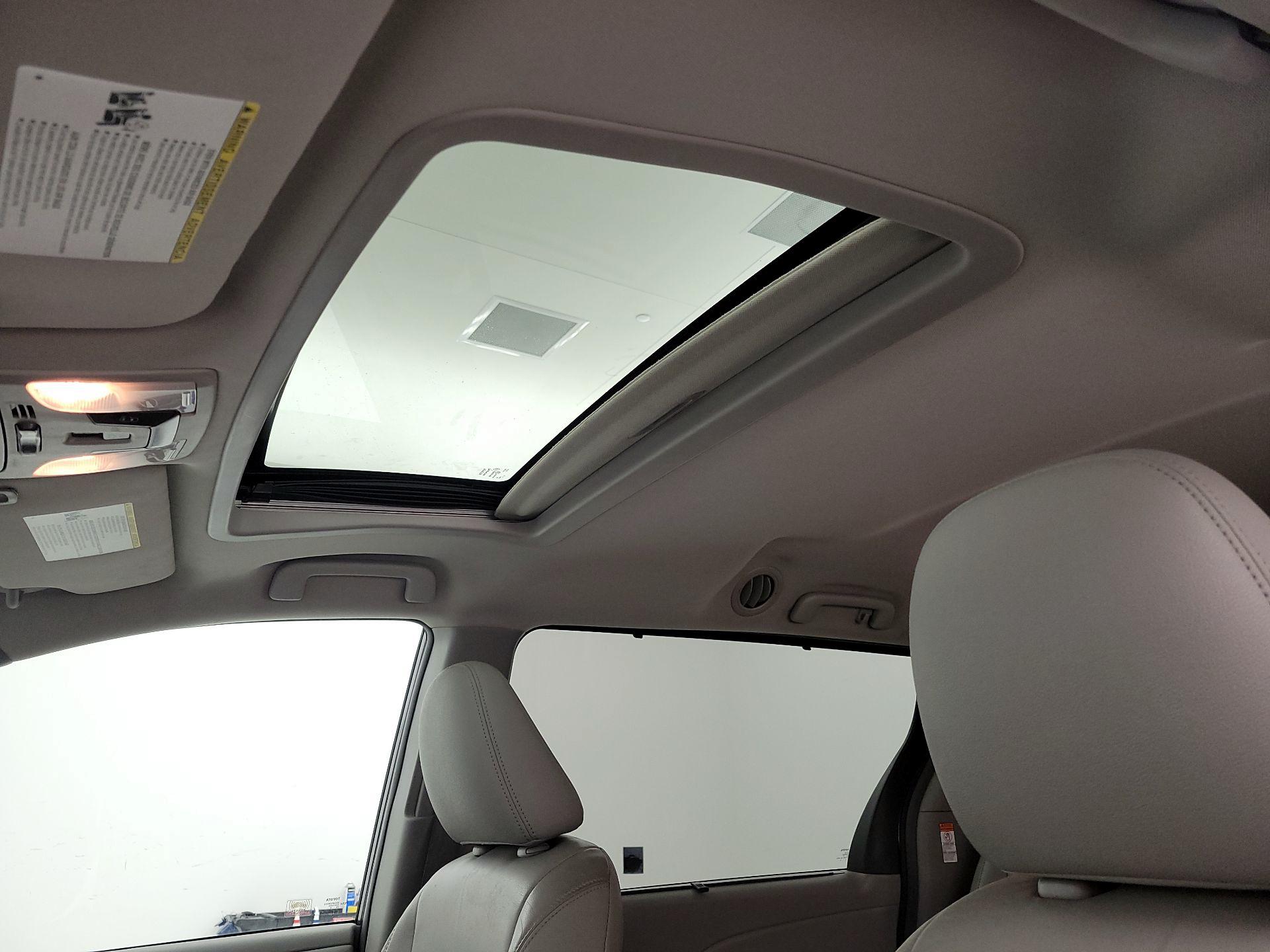 Thumbnail: 2015 Toyota Sienna - 20