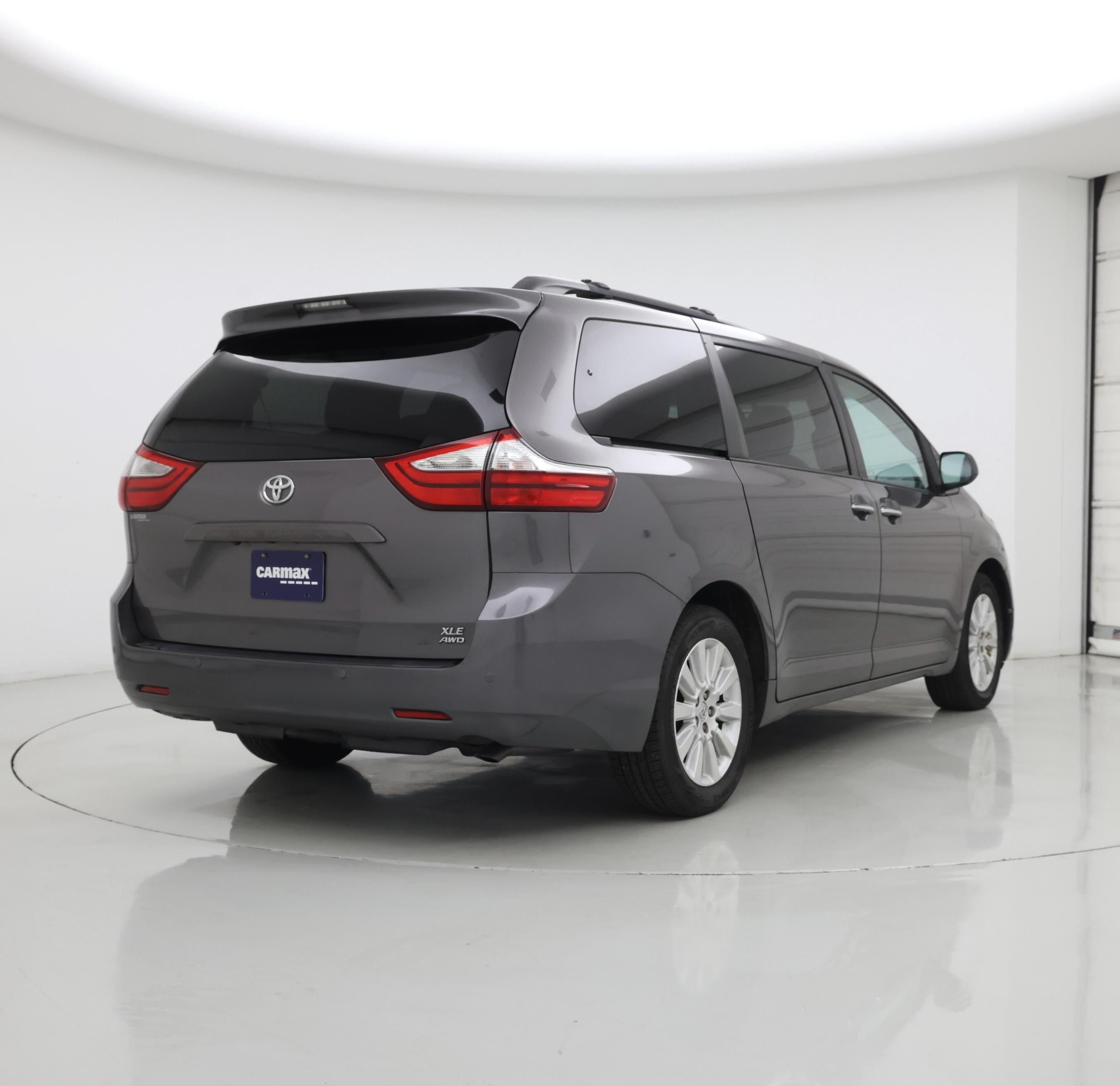 Thumbnail: 2015 Toyota Sienna - 8