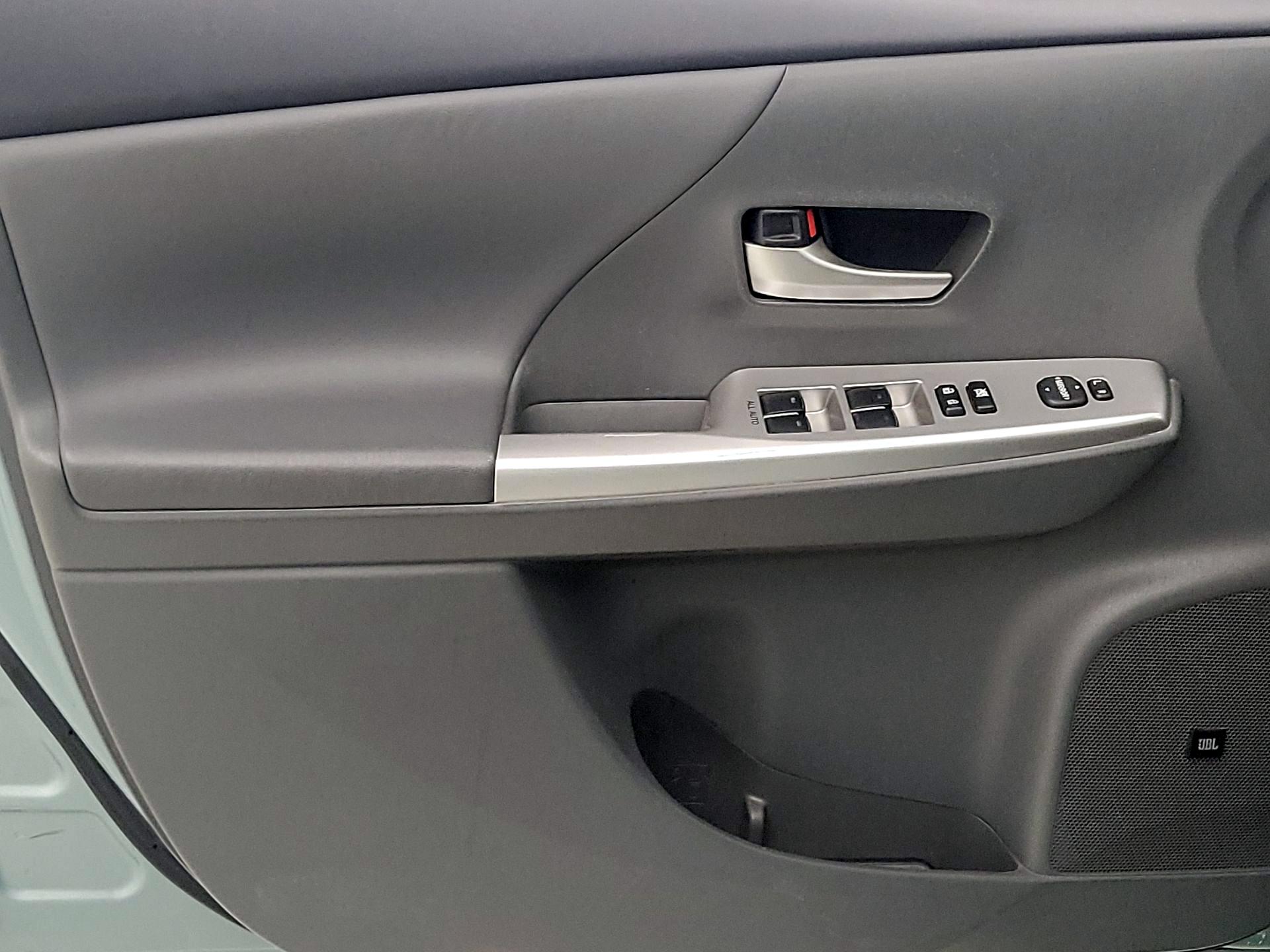 Thumbnail: 2014 Toyota Prius v - 12