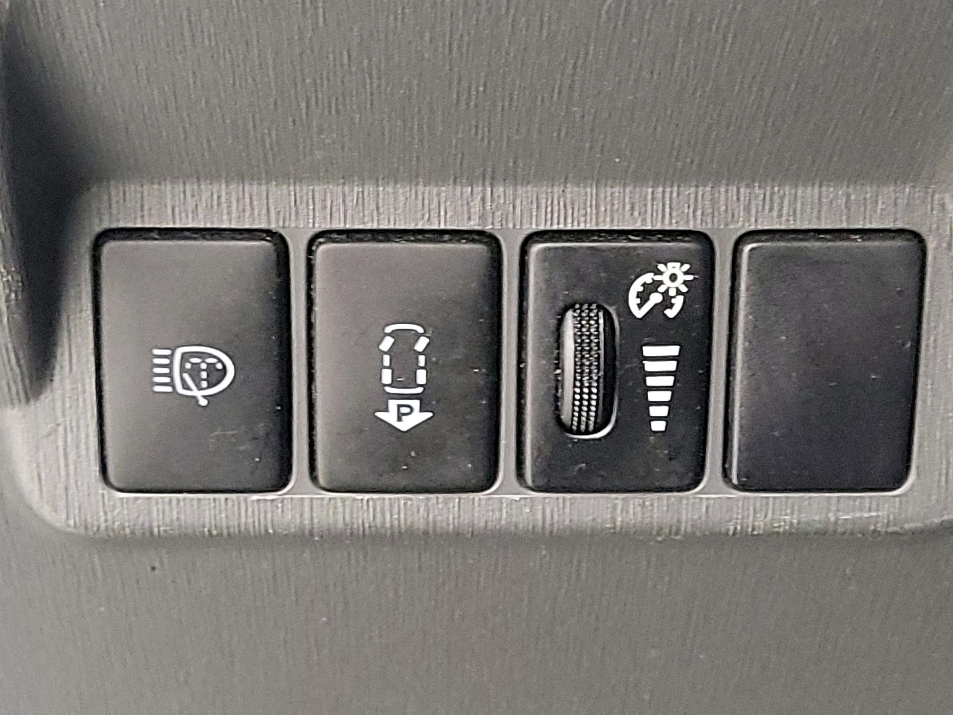 Thumbnail: 2014 Toyota Prius v - 13