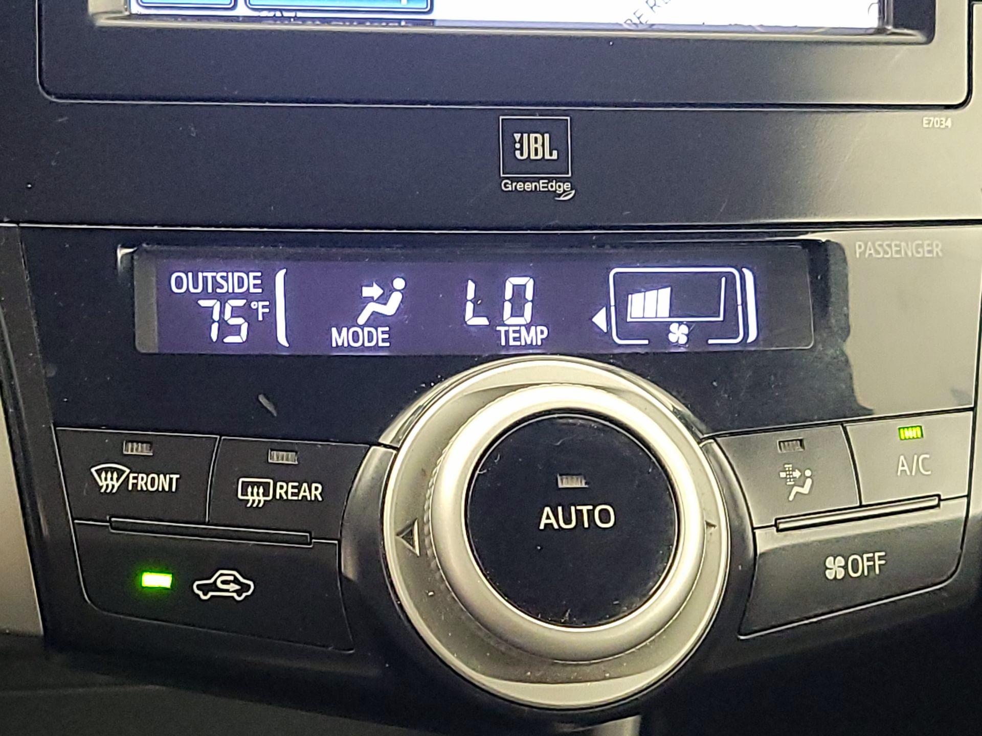 Thumbnail: 2014 Toyota Prius v - 17